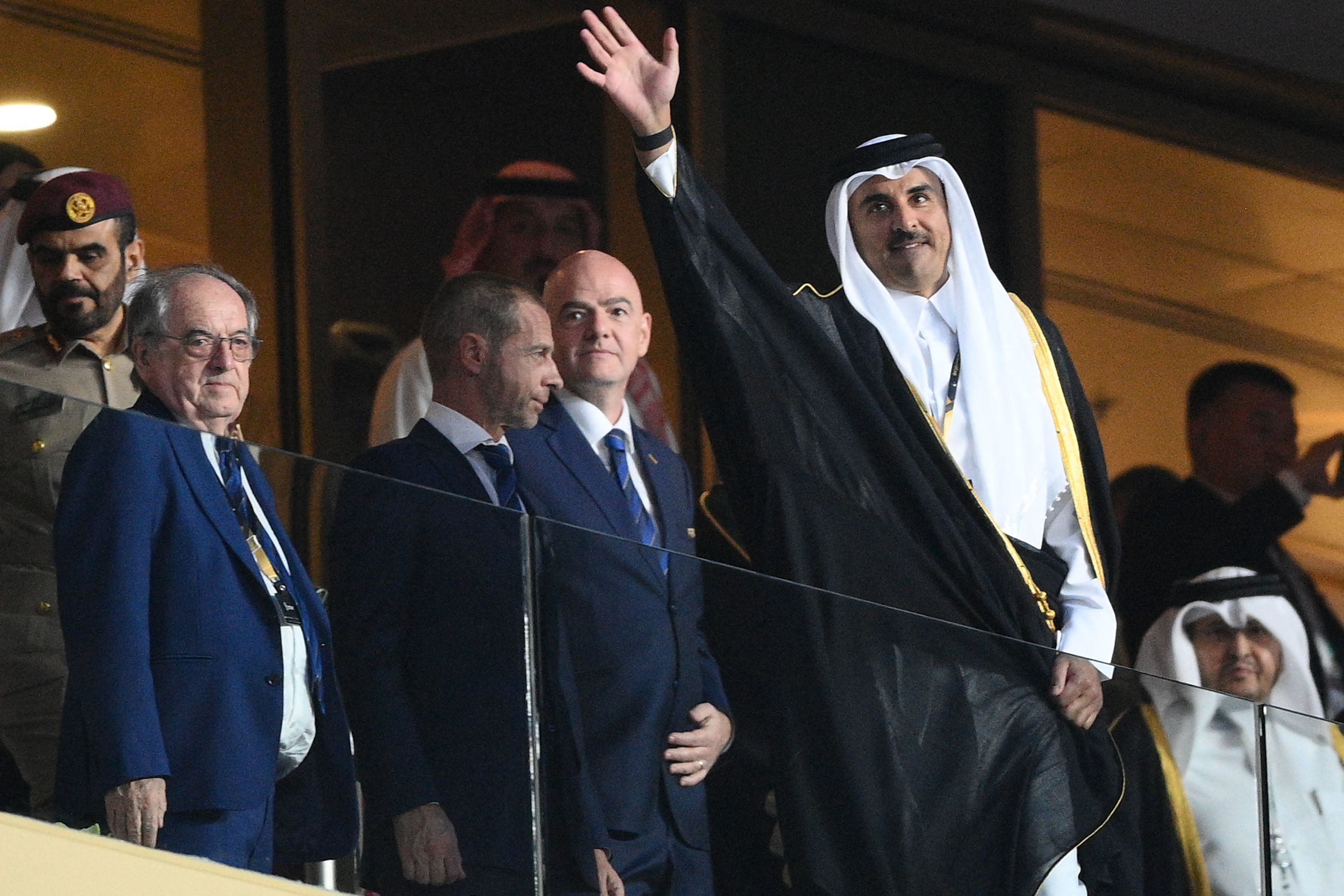 El jeque Al Thani de Qatar saluda junto al presidente de la FIFA, Gianni Infantino.