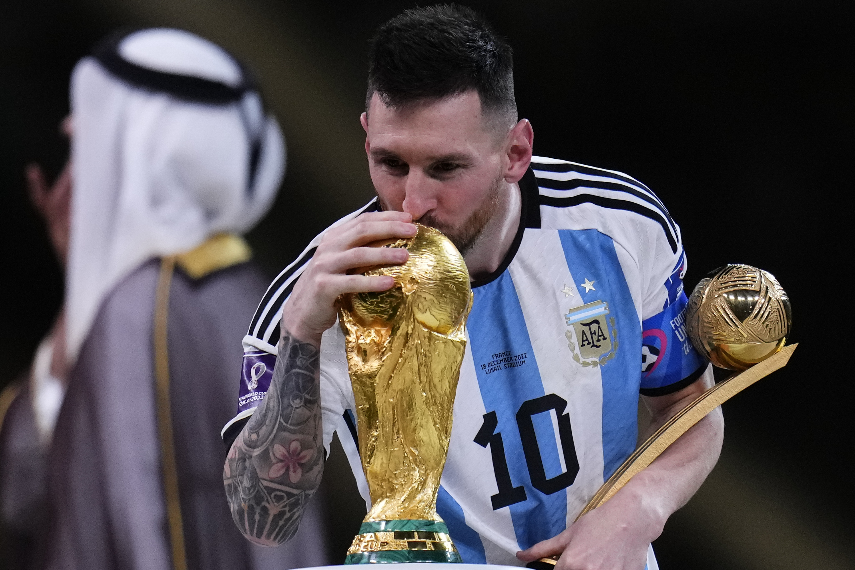 Messi besa el trofeo de campeón del mundo