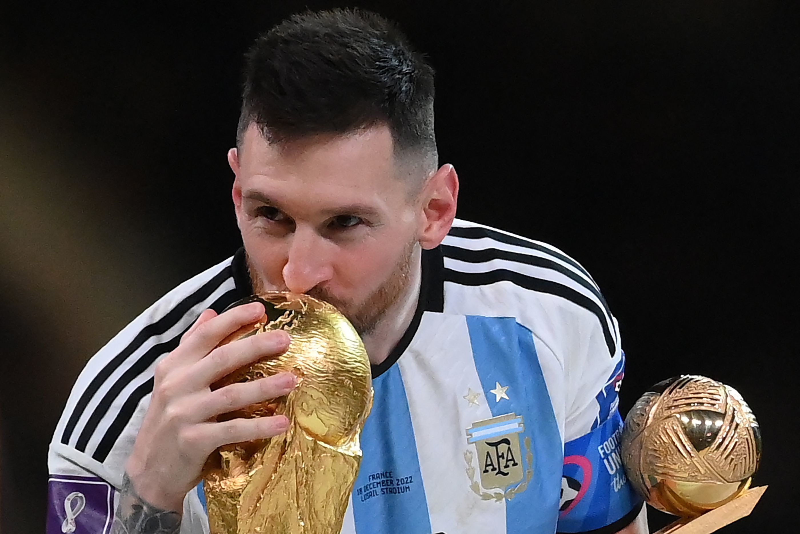 Messi besando la Copa del Mundo