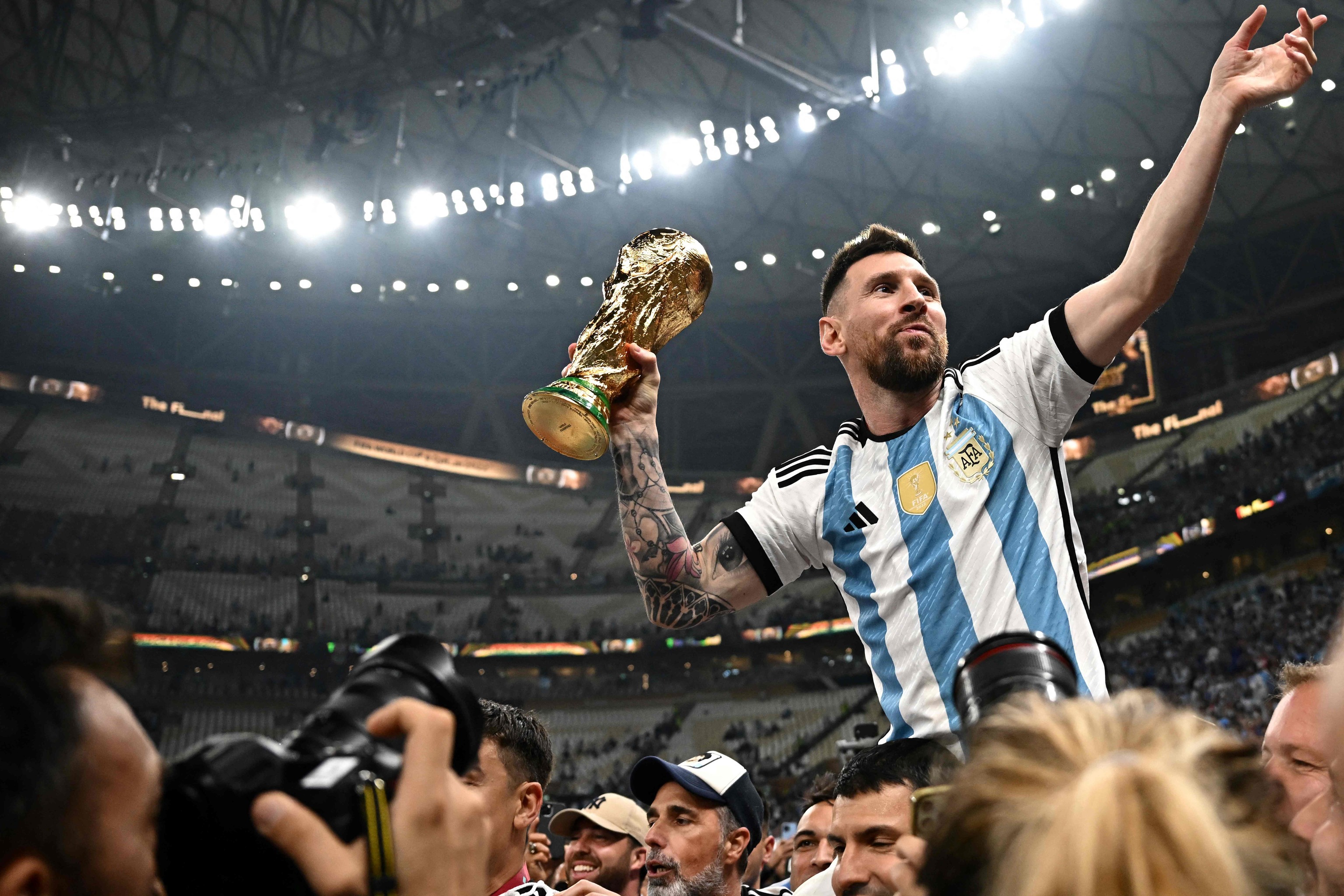 Messi llevado a hombros por sus compaeros con la copa.