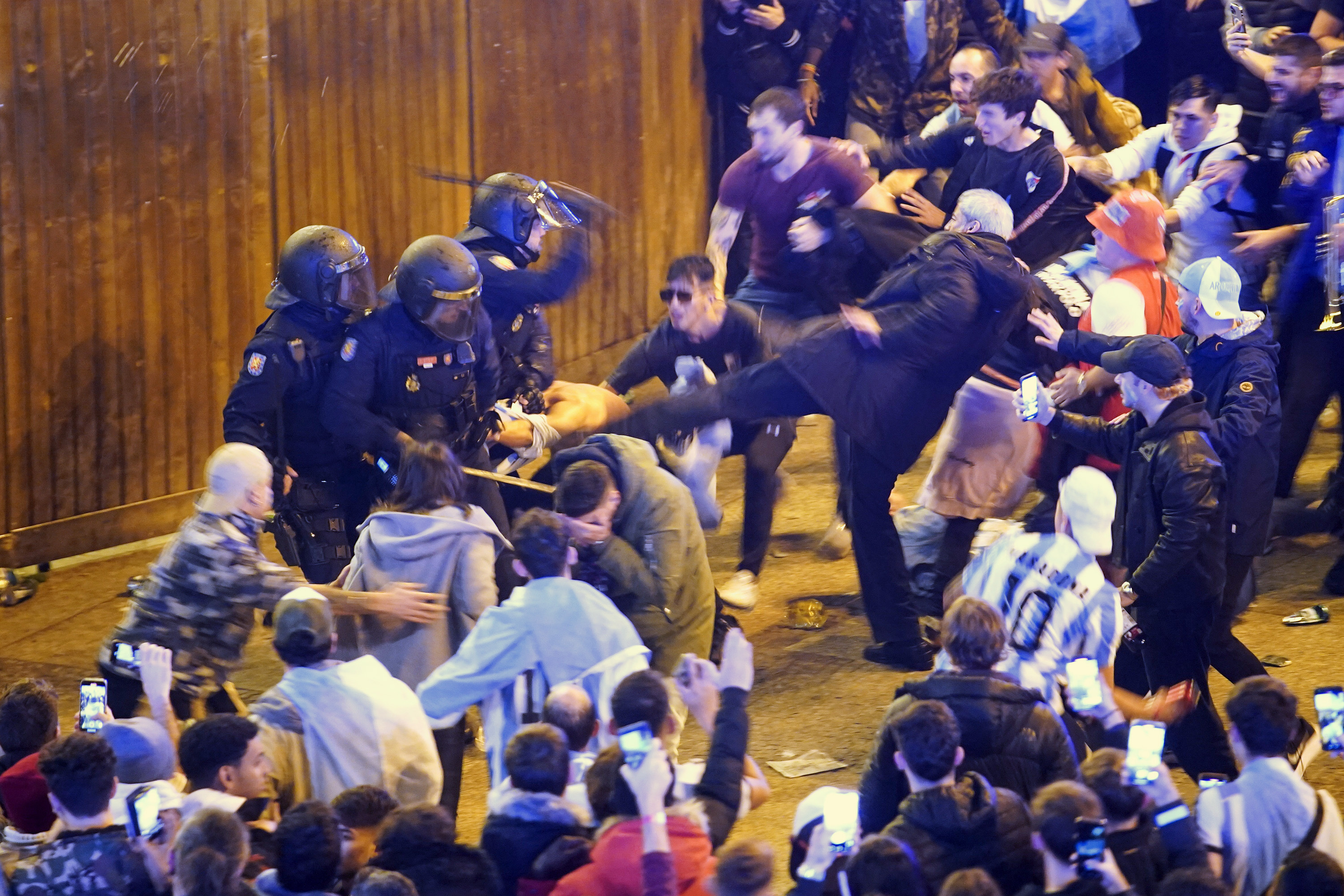 Los aficionados argentinos se enfrentan a la Polica, durante la celebracin en Sol del Mundial, ayer.