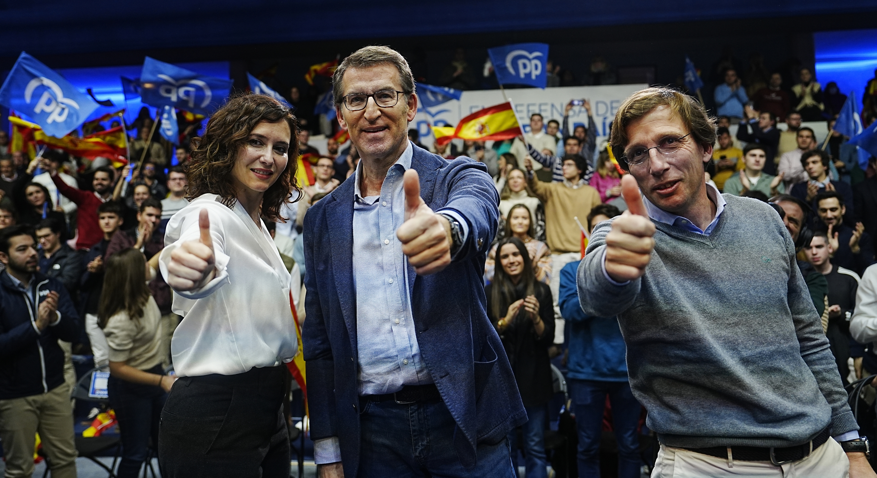 Ayuso, Feijóo y Martínez-Almeida durante un acto del PP en Madrid dentro de la campaña "En defensa de un gran país".