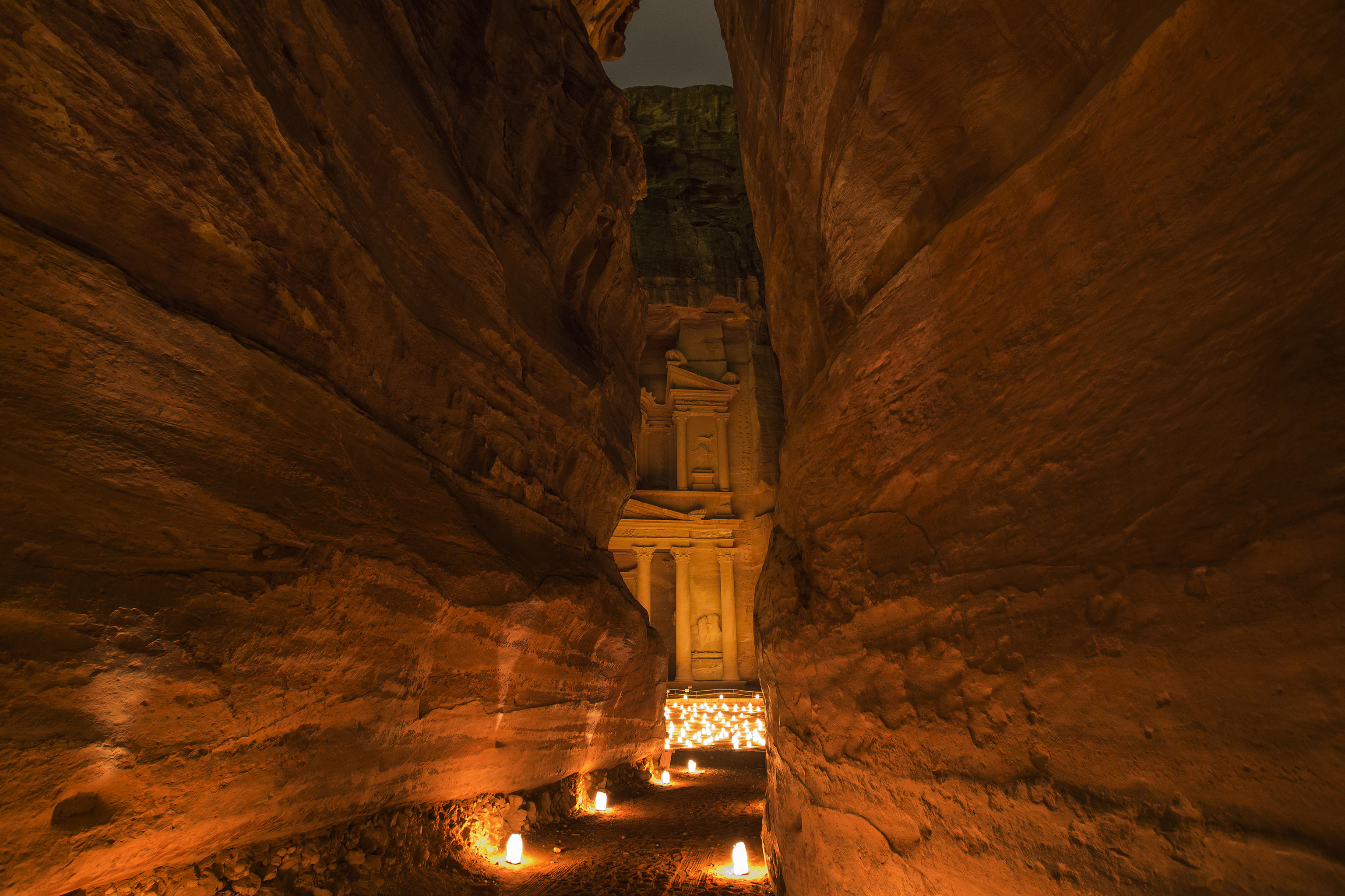 Camino del espectáculo nocturno de 'Petra by night'.