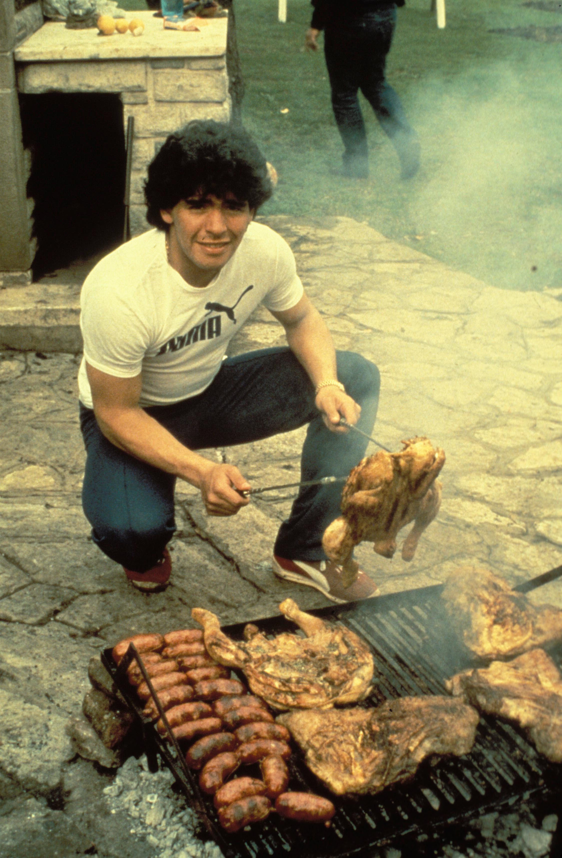 El futbolista Diego Armando Maradona preparando asado