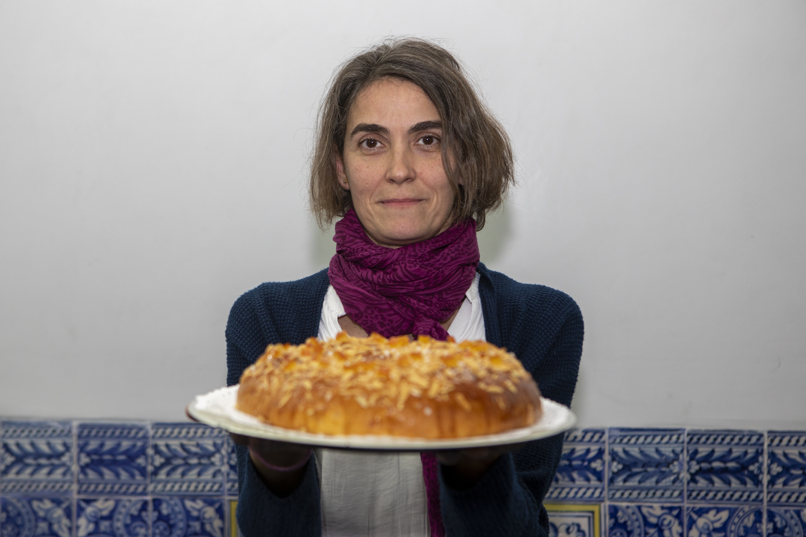La pastelera Elena Campal posa con el roscn ganador.