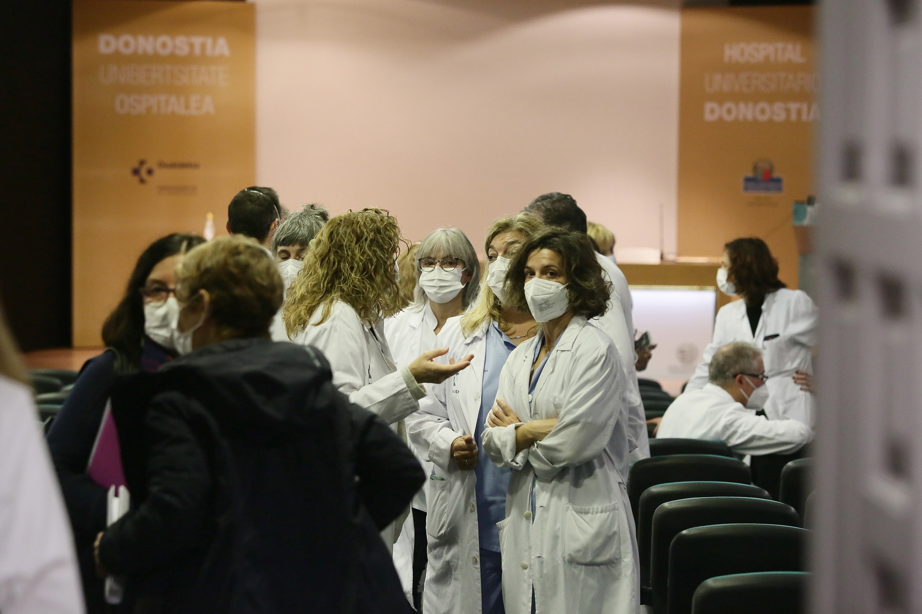 Mdicos del hospital Donostia en un receso de una de las reuniones que han mantenido tras los ceses de la cpula de la OSI de Donostialdea.