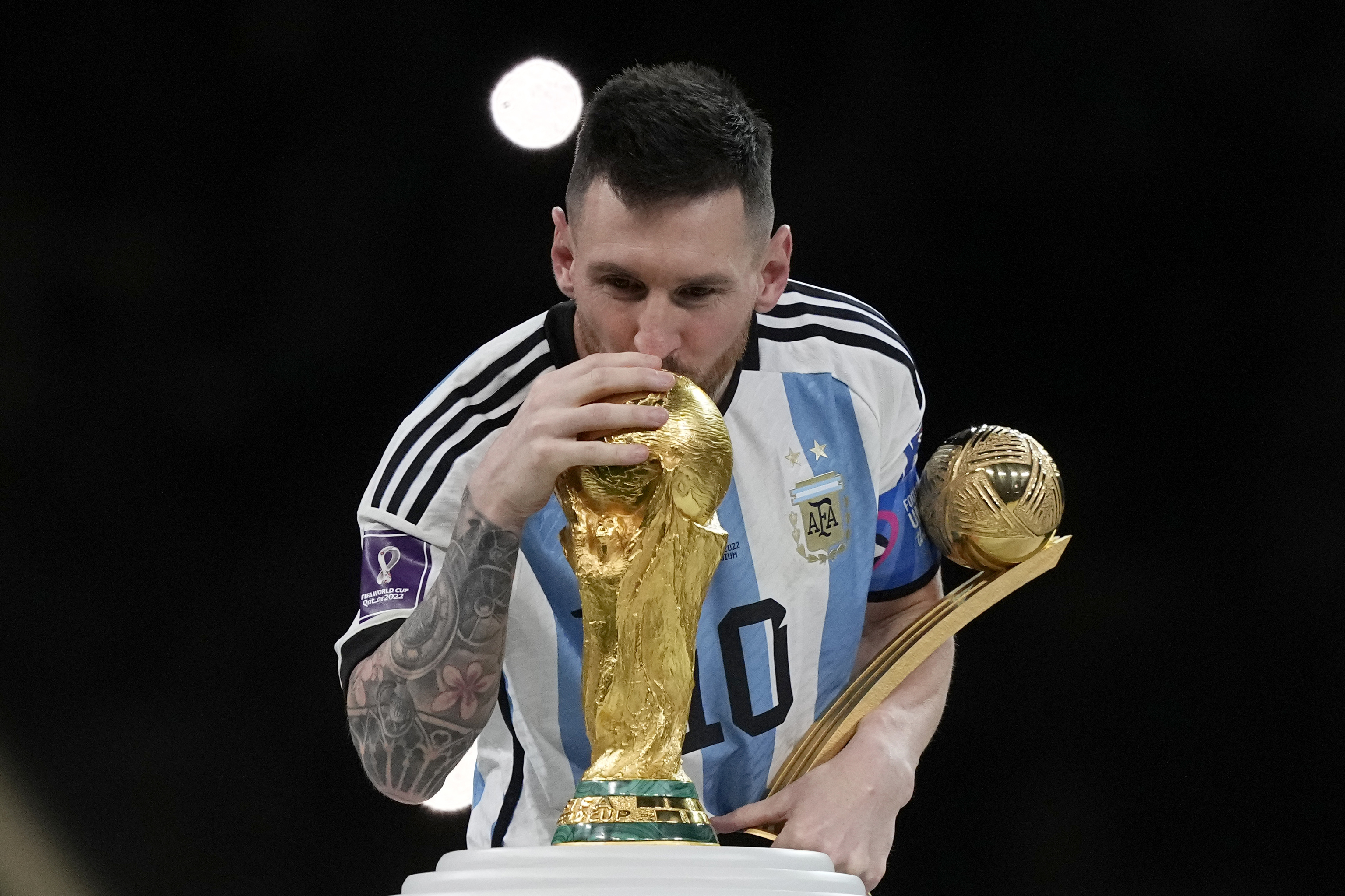 Messi besa la Copa del Mundo con el MVP del torneo en la mano