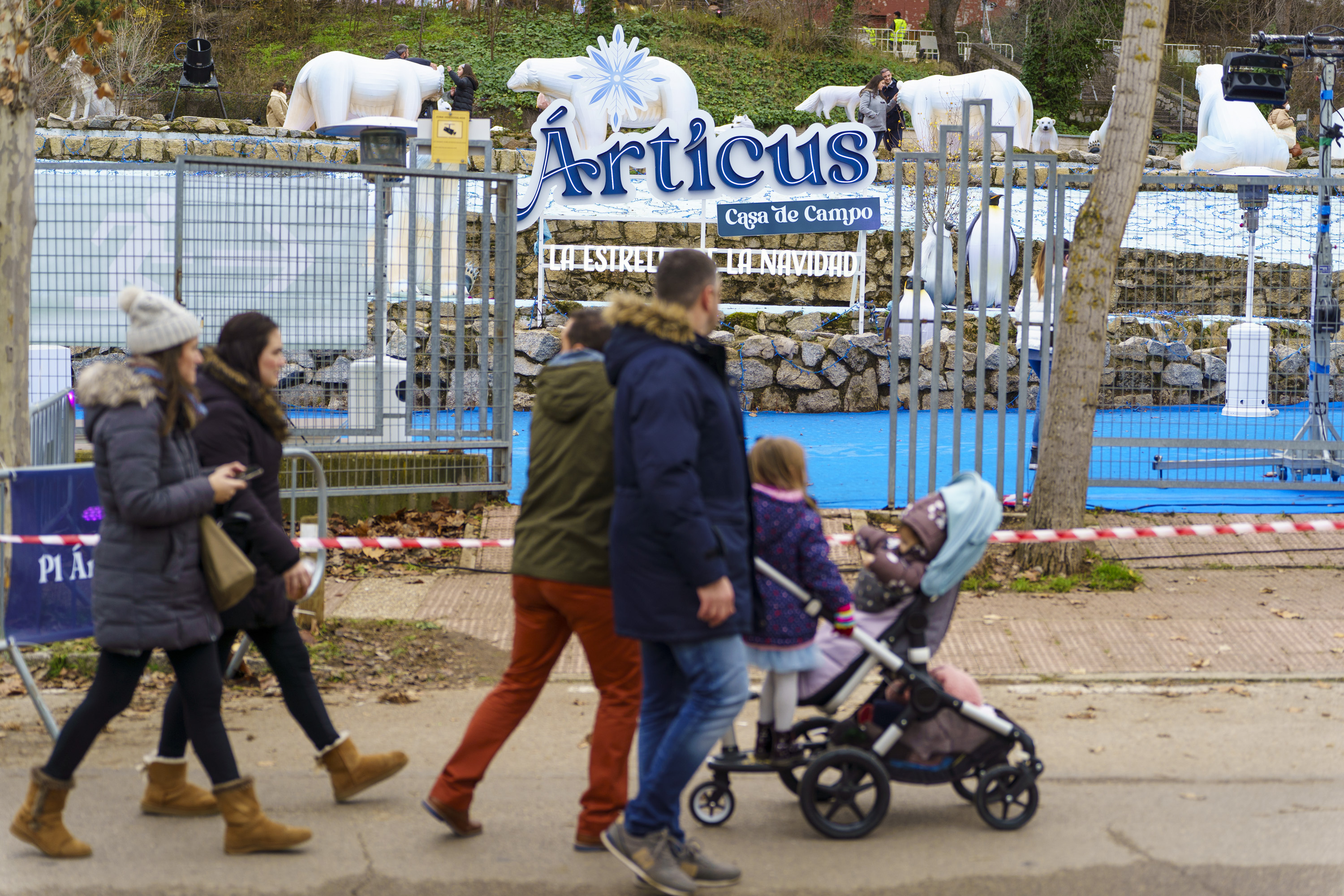 Una familia pasea en Articus el domingo