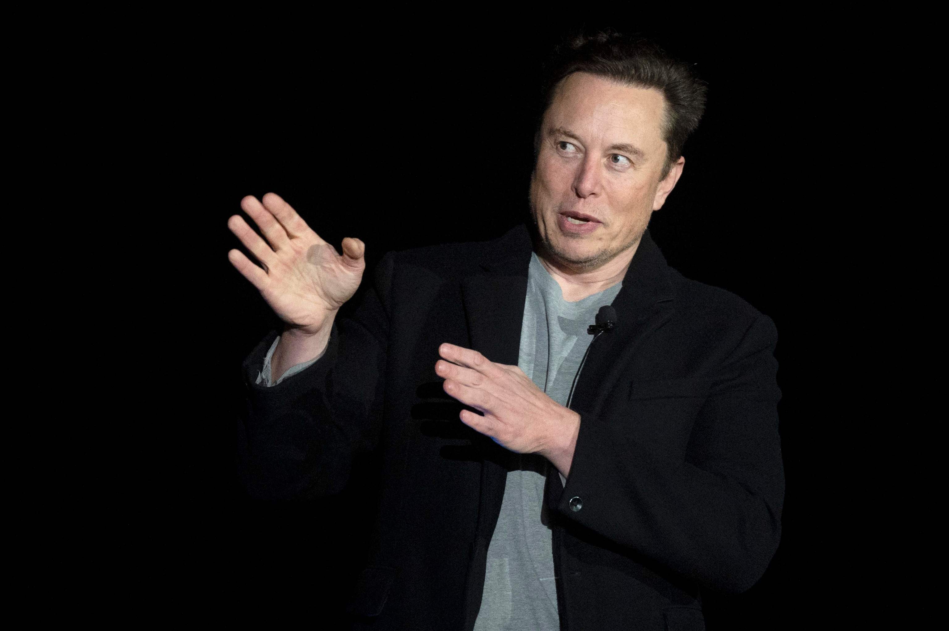 Elon Musk gesticula mientras habla durante una rueda de prensa en las instalaciones de la base estelar de SpaceX cerca de Boca Chica Village en el sur de Texas
