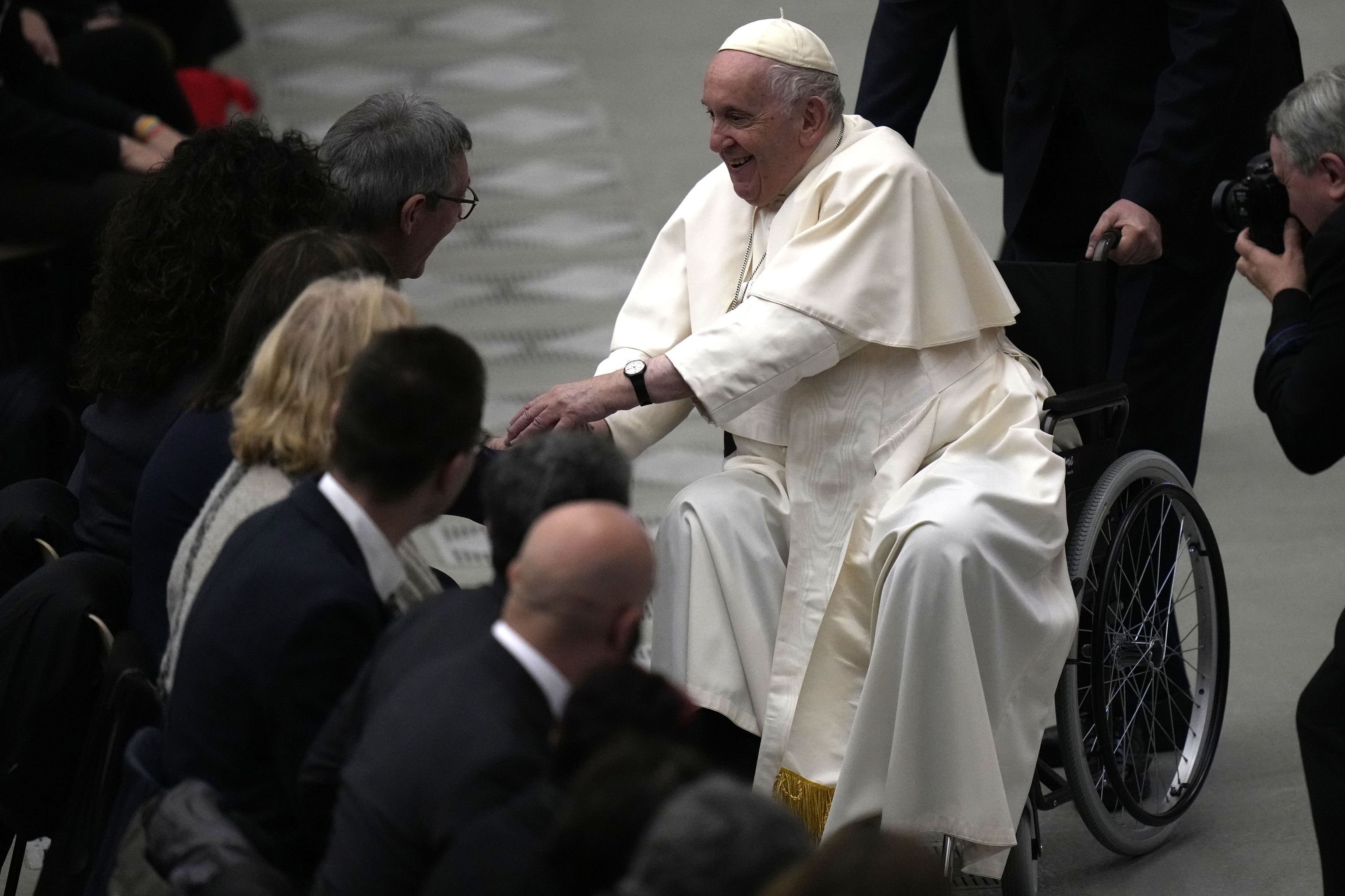 El Papa, en silla de ruedas,  saluda a distintas autoridades en el Vaticano.