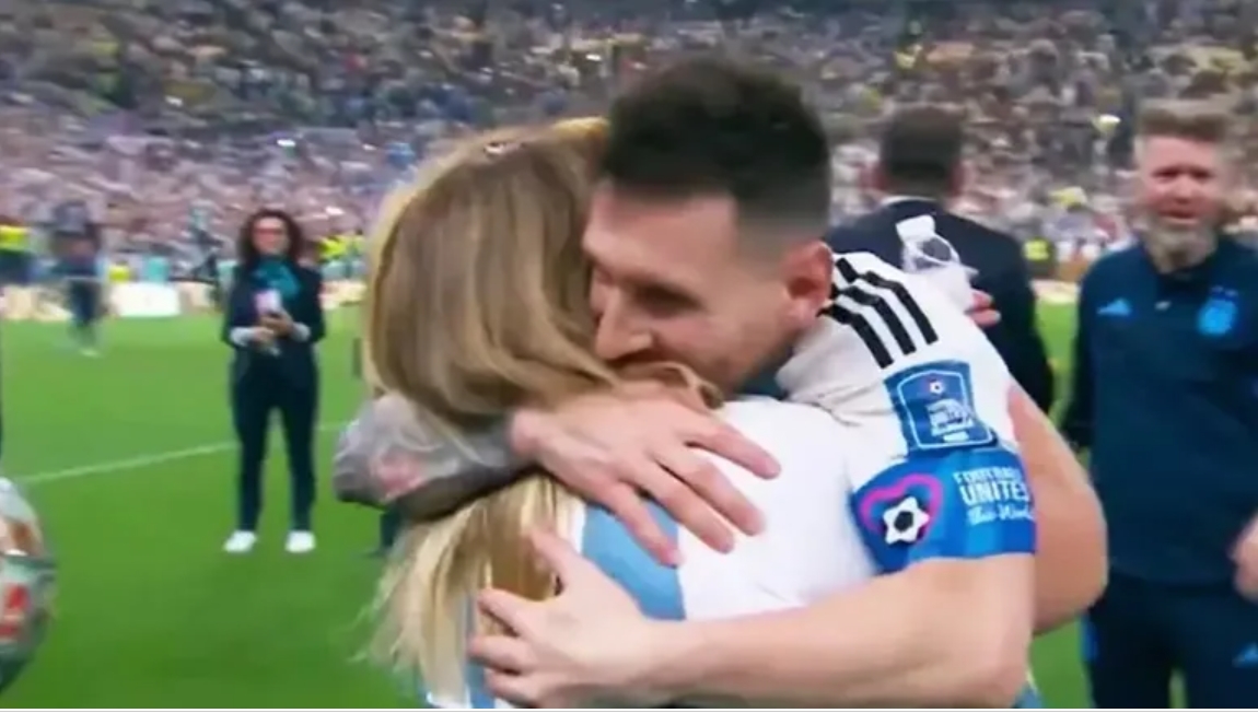 Messi, abrazando a Antonia Faras.