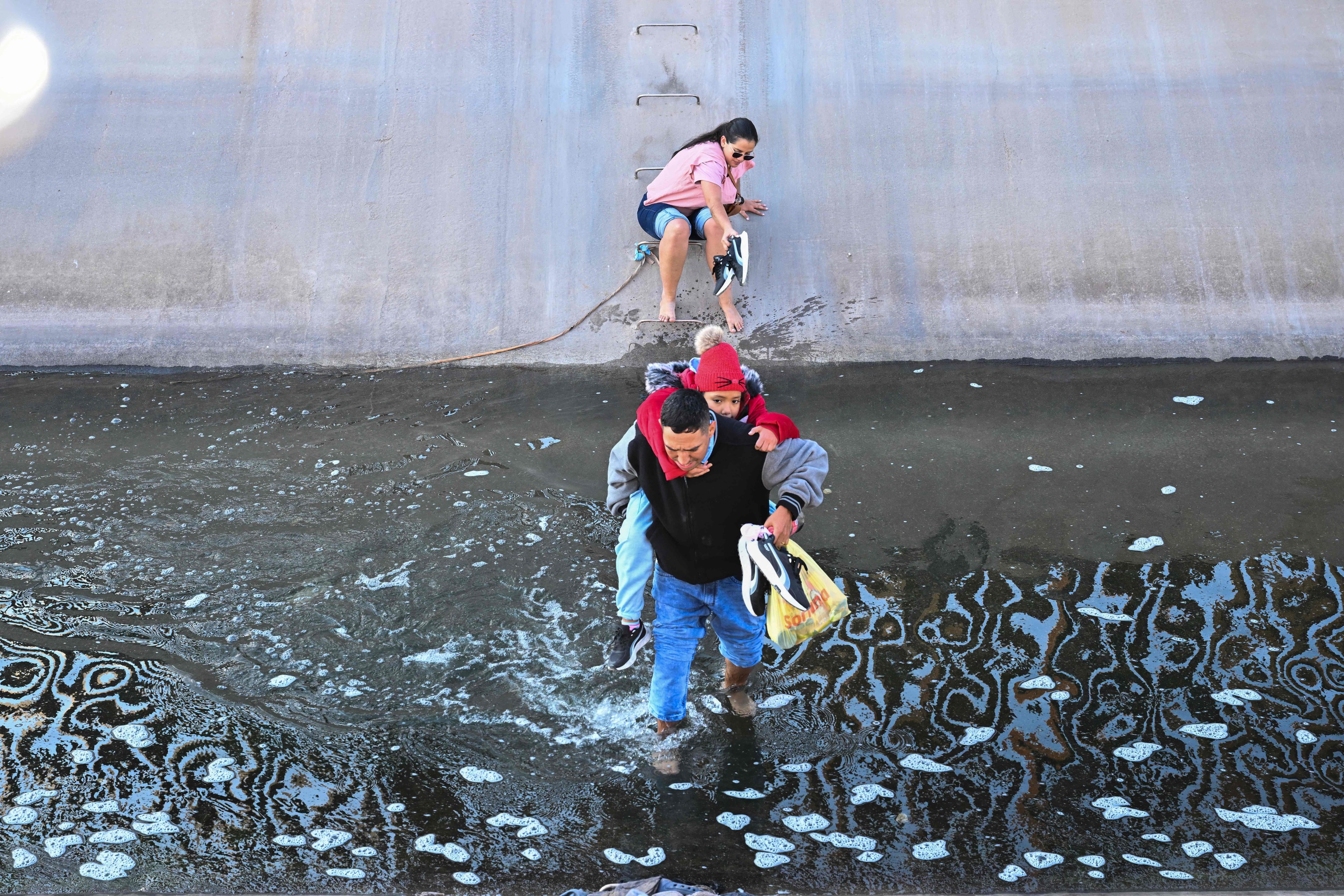 Una familia de migrantes colombianos, tras cruzar la frontera con EEUU.