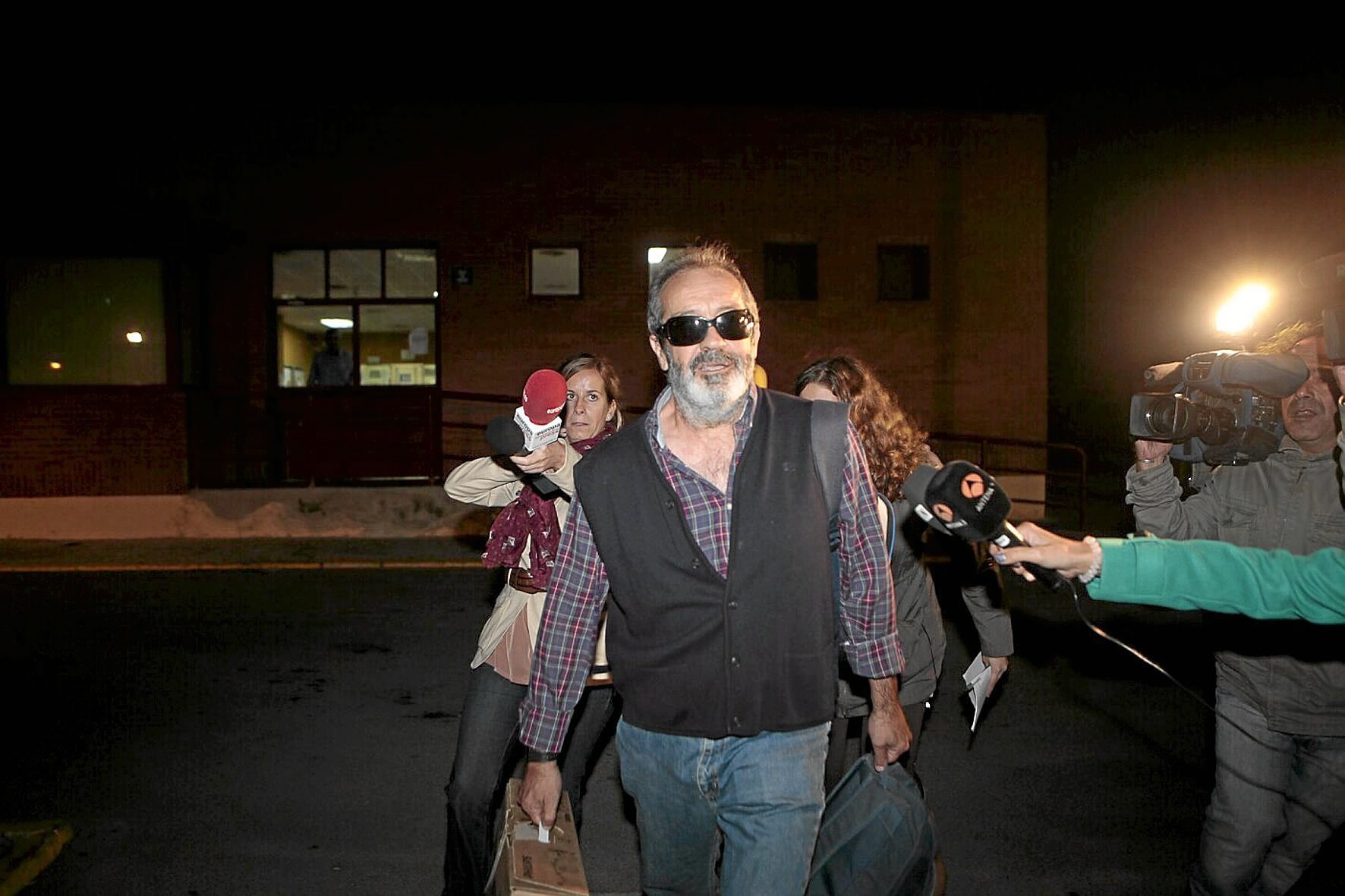 Juan Lanzas, saliendo de prisin en noviembre de 2013.
