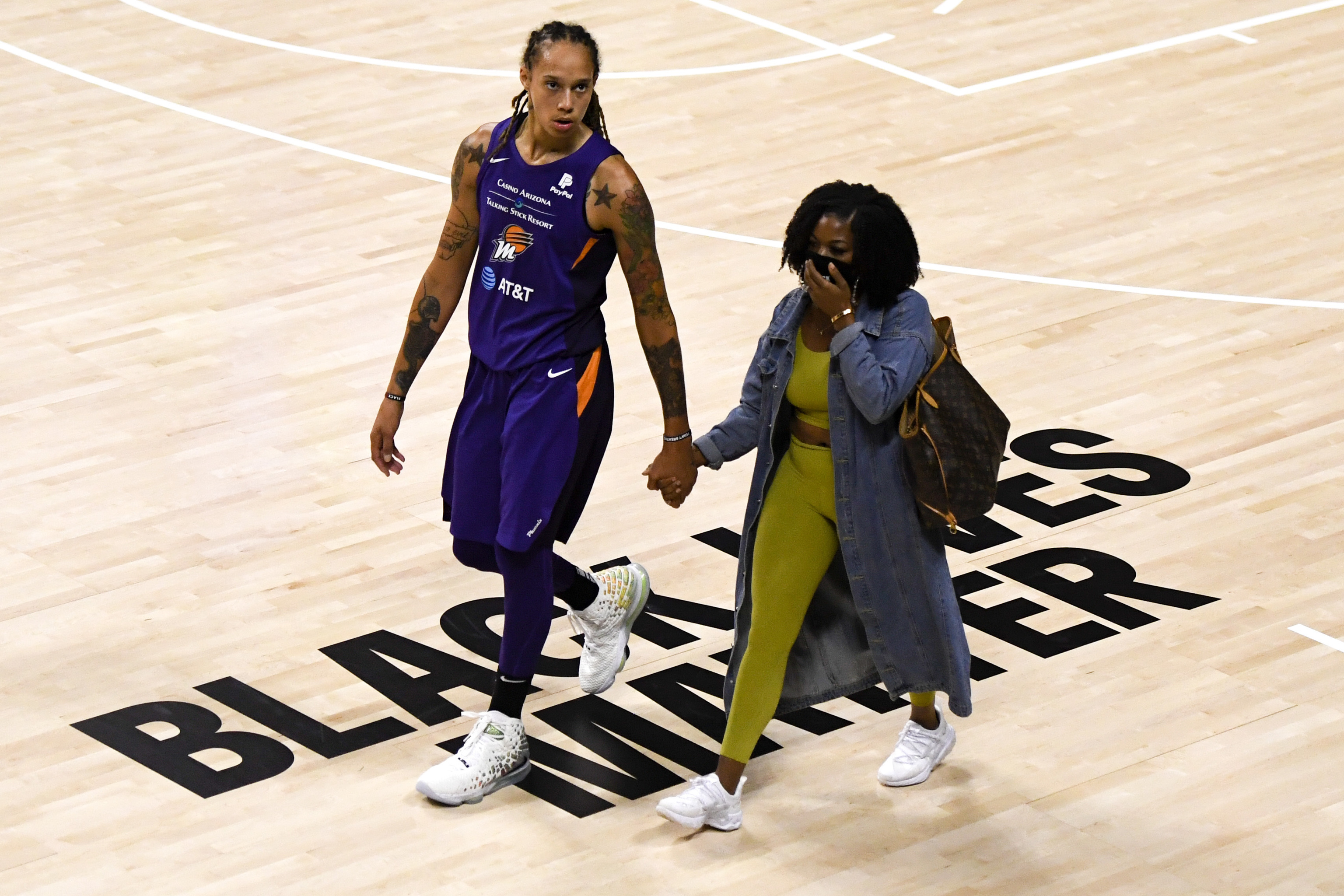 Brittney Griner con su esposa Cherelle Watson en un partido de la WNBA.