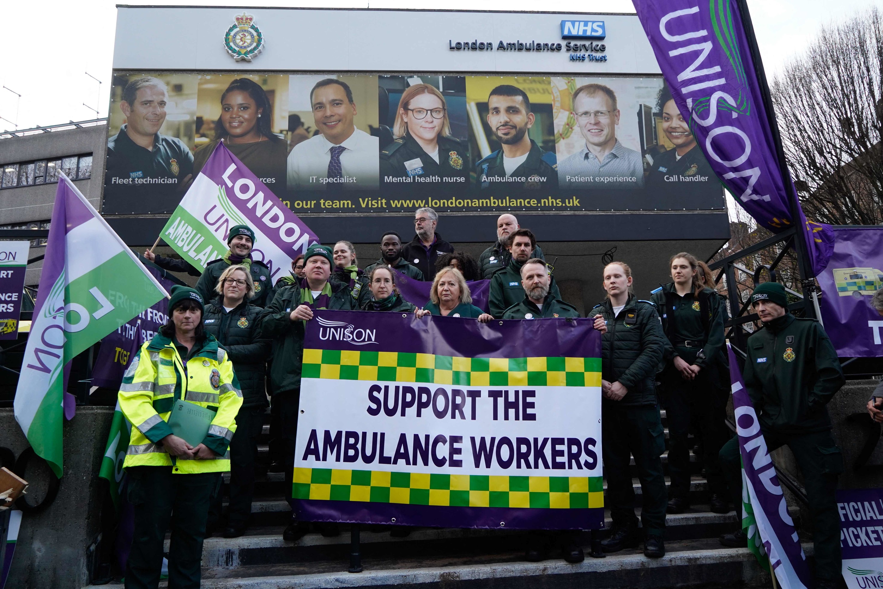 Christina McAnea, secretaria general de Unison, junto con varios trabajadores de ambulancias, en Londres.