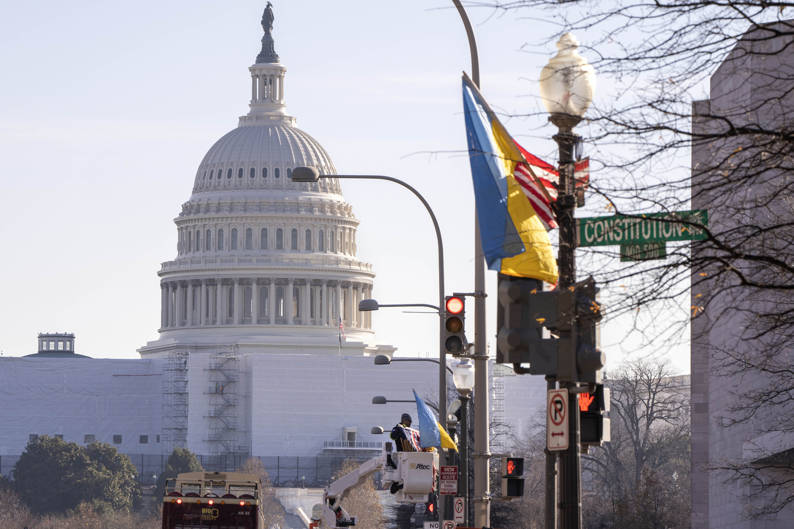 Banderas de Ucrania y EEUU en la Avenida de Pennsylvania, en Washington DC.