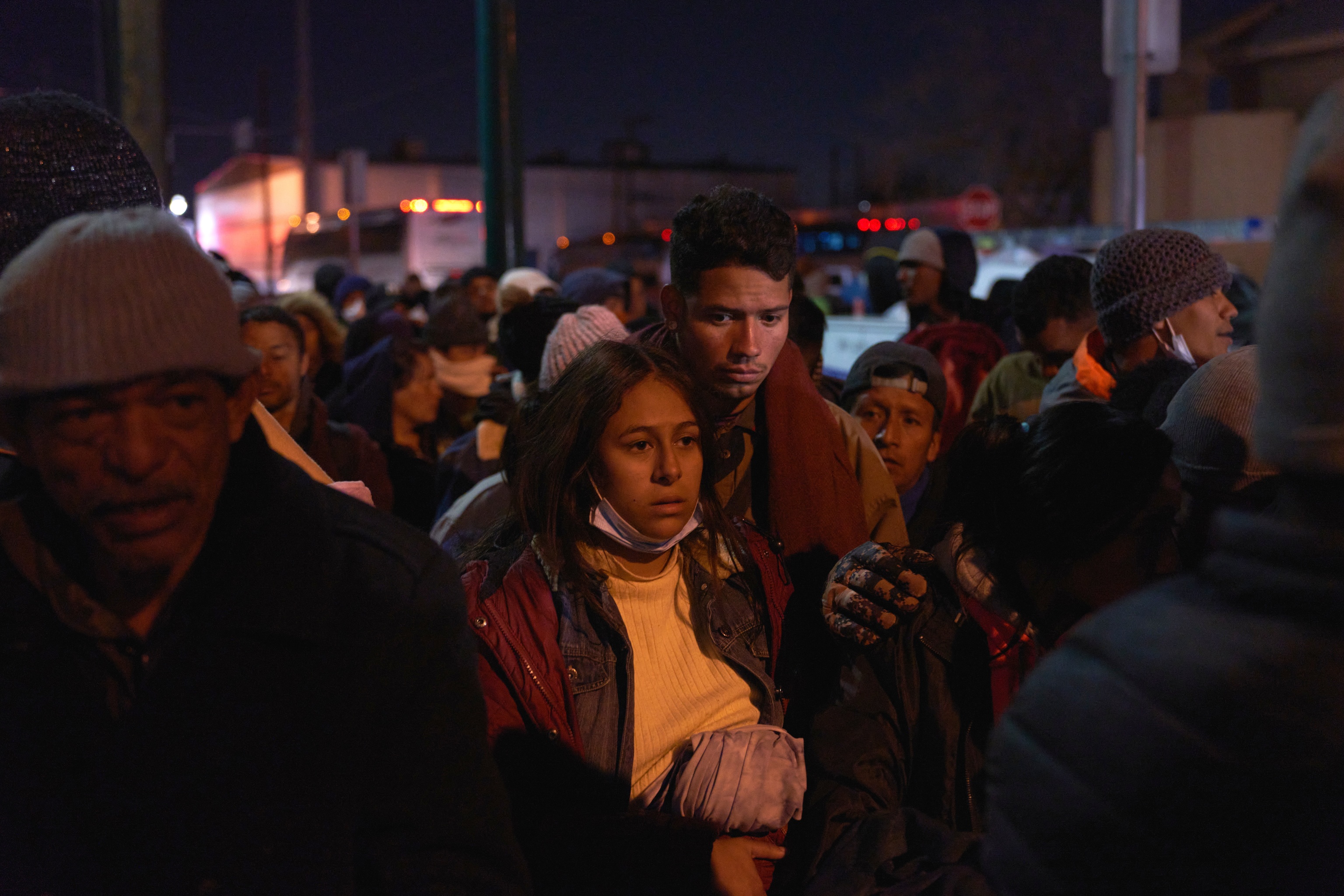 Migrantes hacen cola para intentar conseguir alojamiento en El Paso, Texas.