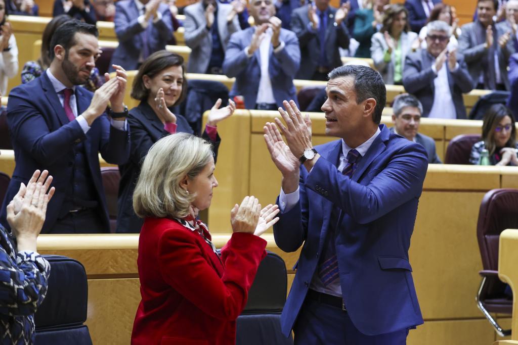 Pedro Snchez recibe el aplauso de la bancada socialista en el Senado.