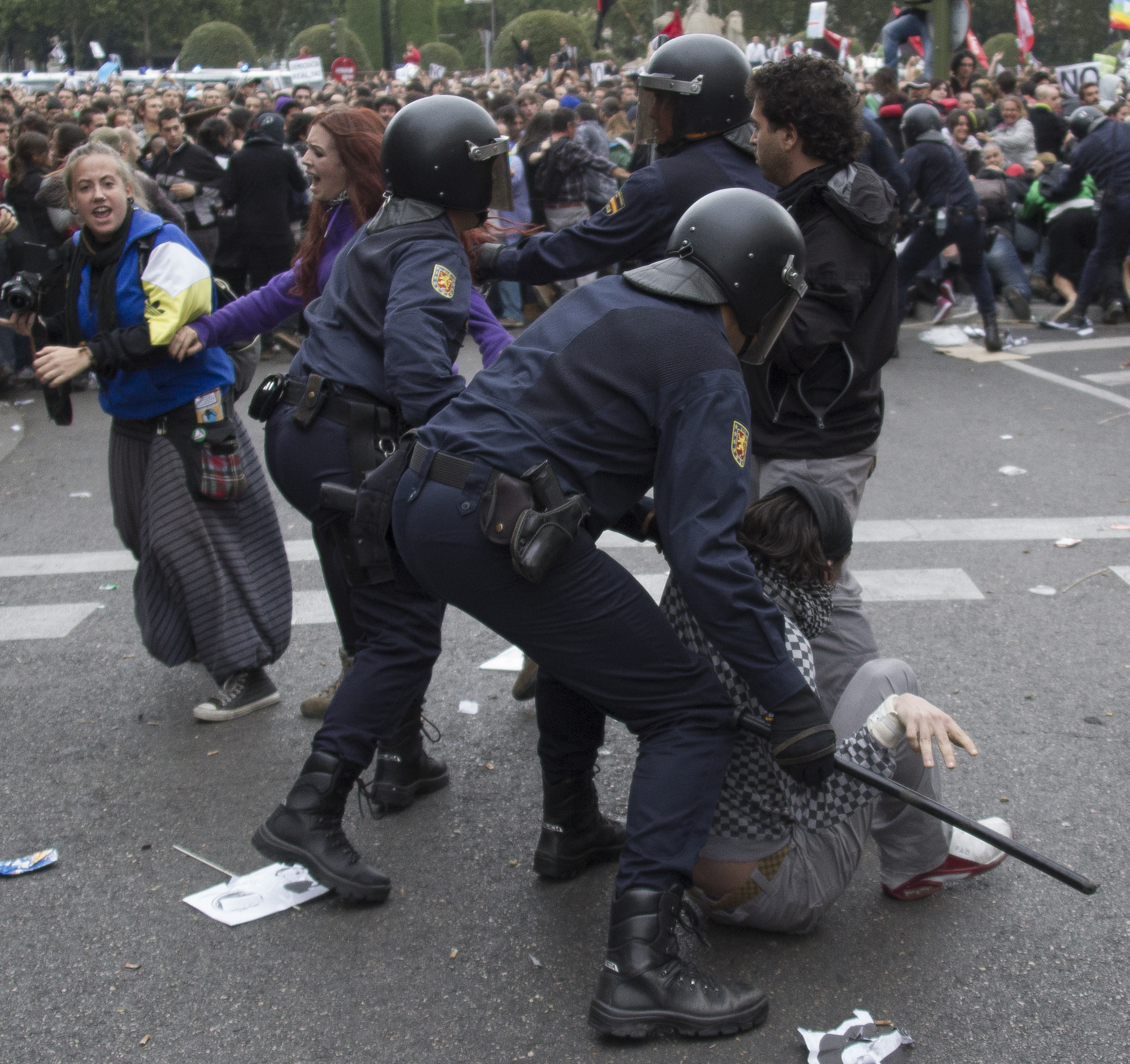 Agentes contienen a un manifestante de la protesta 'rodea el Congreso' de 2012