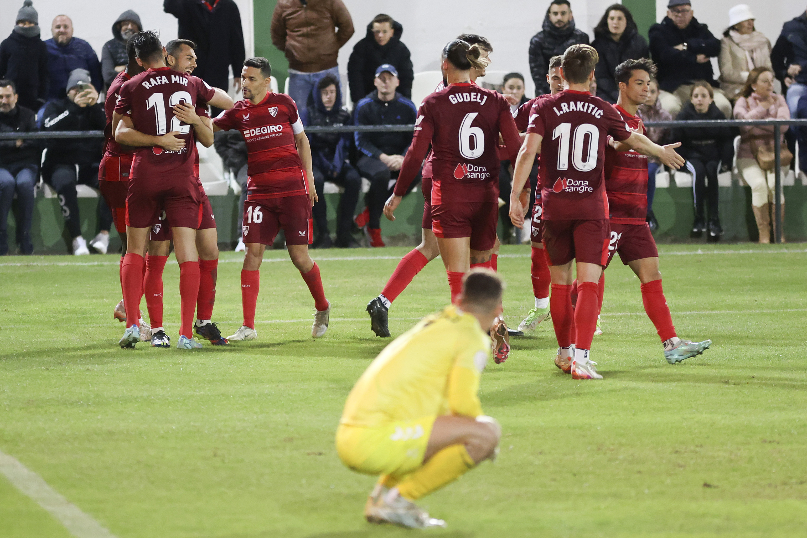 Los jugadores del Sevilla celebran con Jordn el tercer gol del equipo.