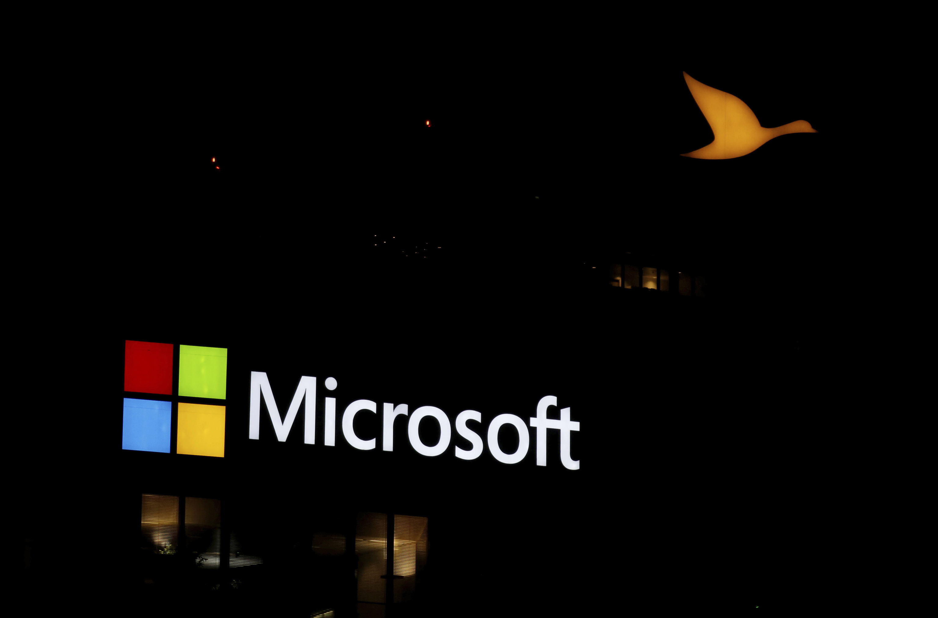 El logotipo de la empresa Microsoft en un edificio en París.