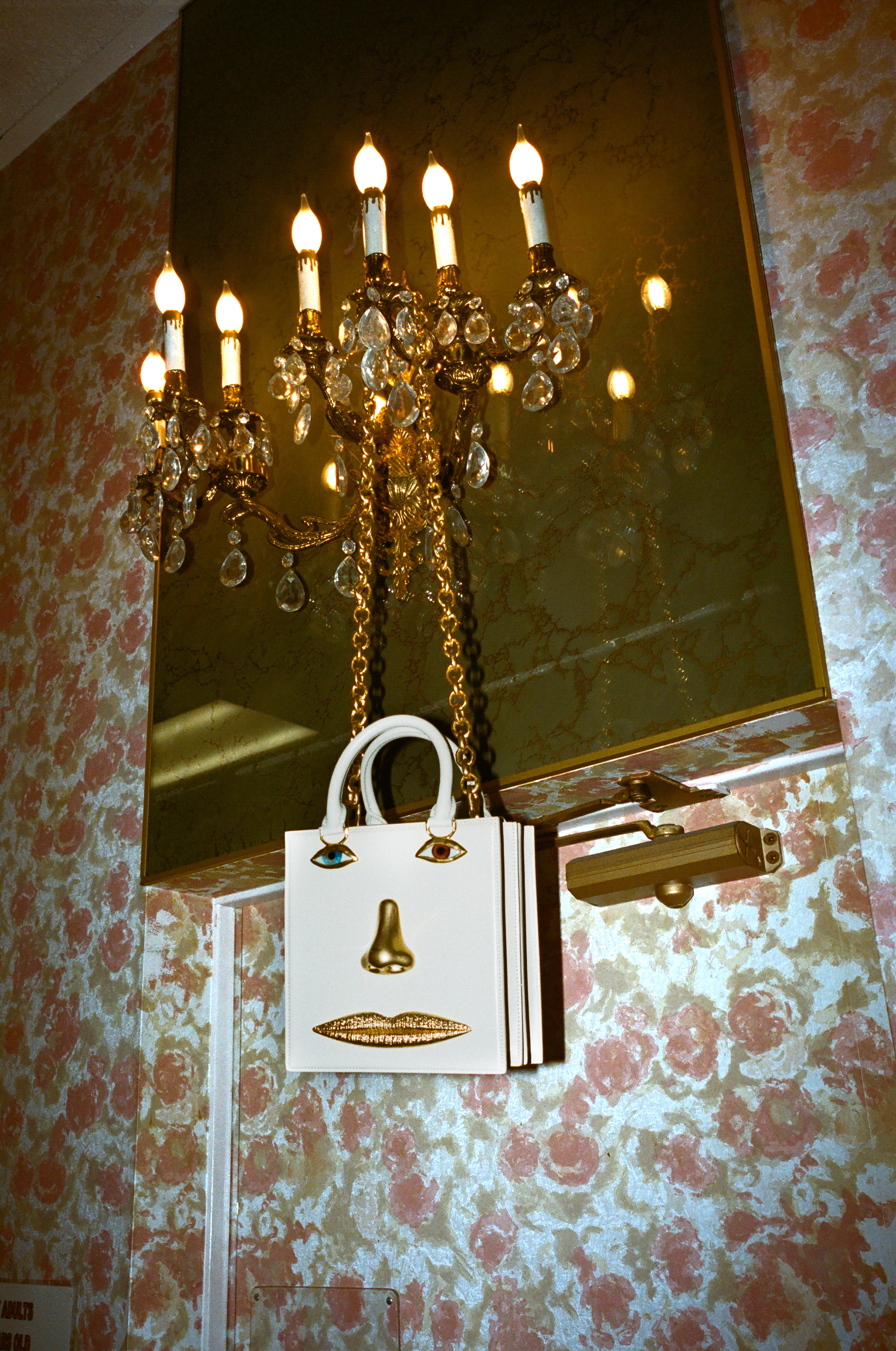 Los accesorios con adornos se han convertido en un esencial en Schiaparelli.