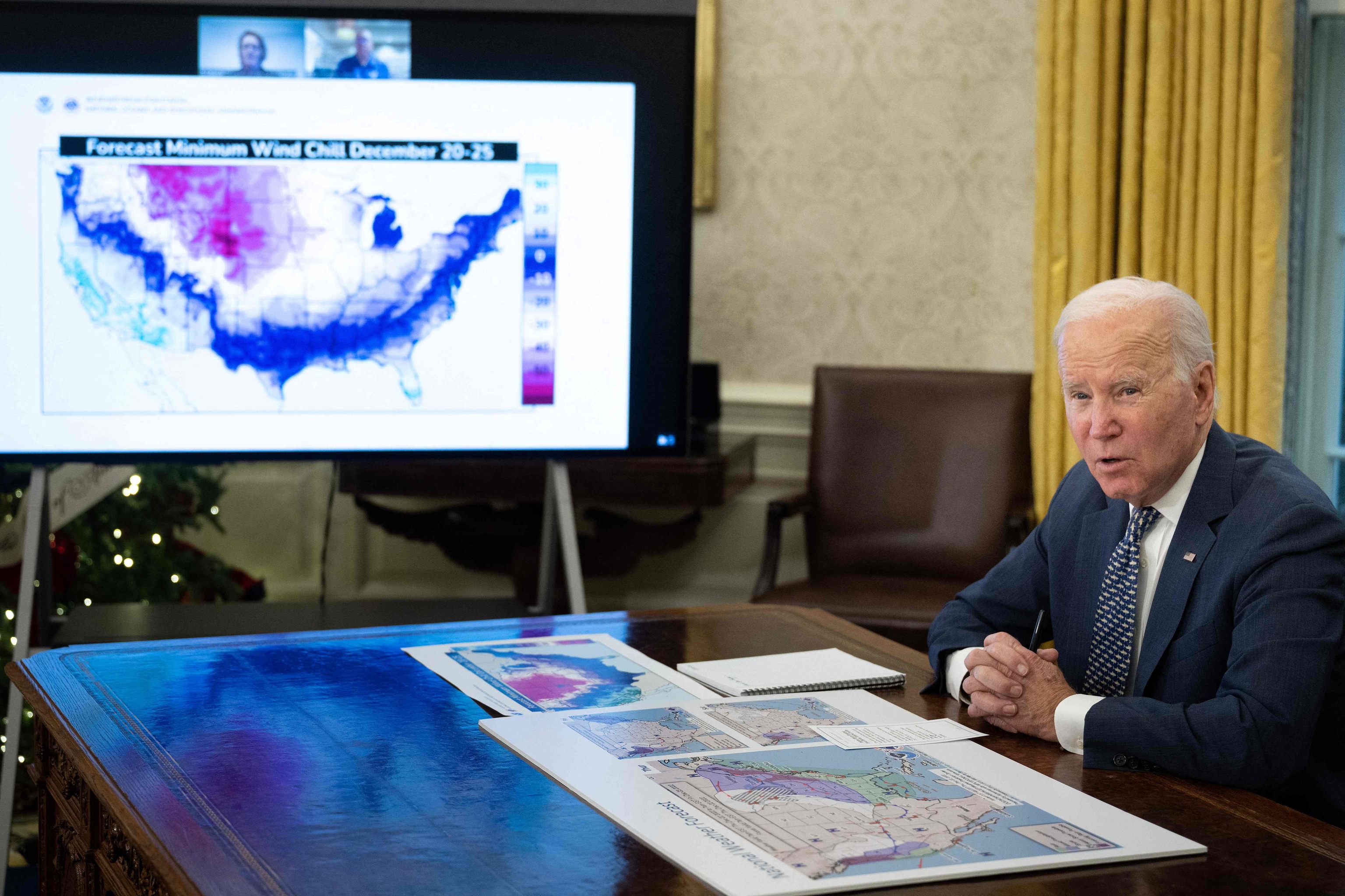 Biden, en una reunión con sus asesores sobre la tormenta.