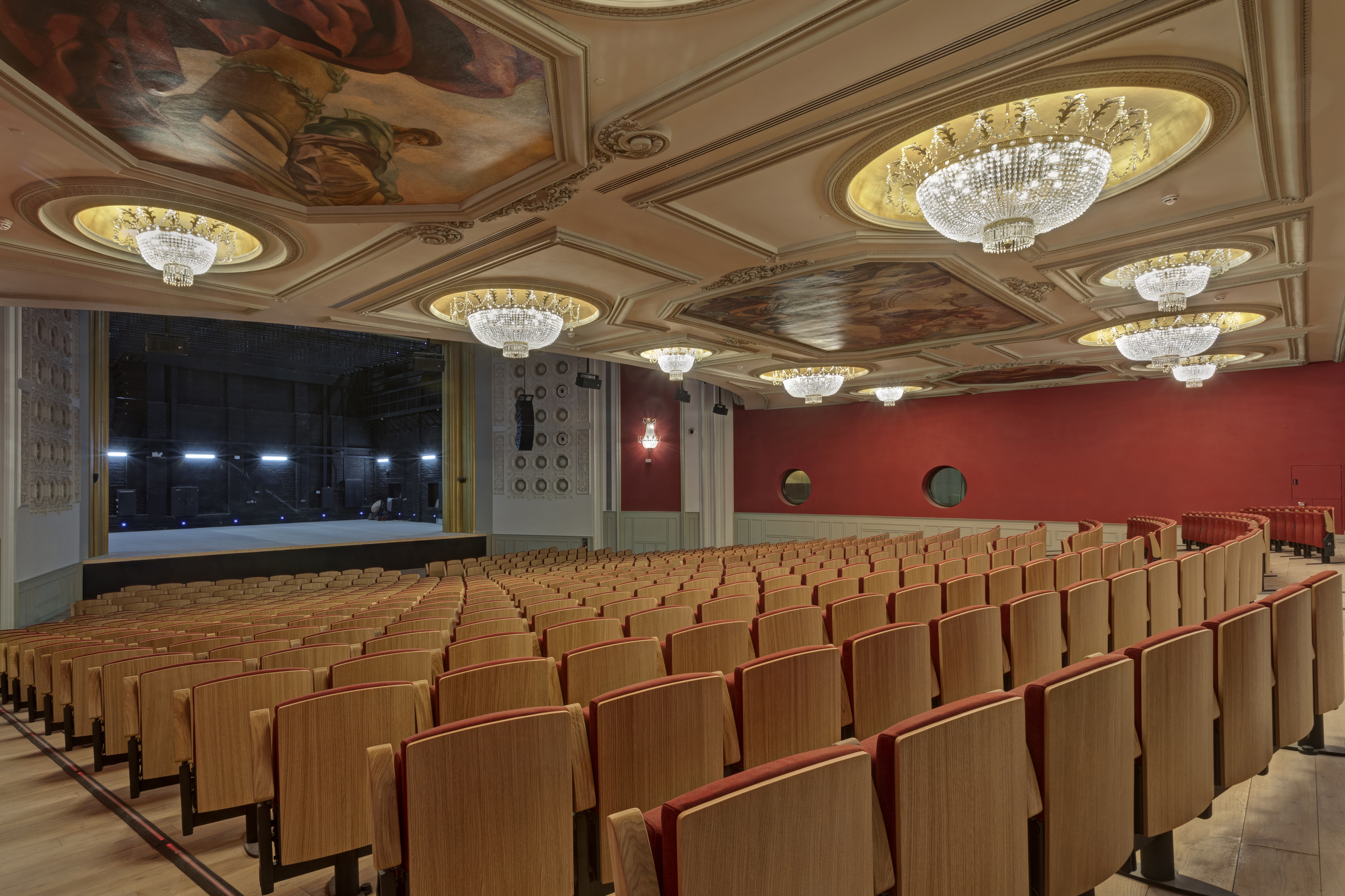 Teatro del renovado hotel Albéniz.