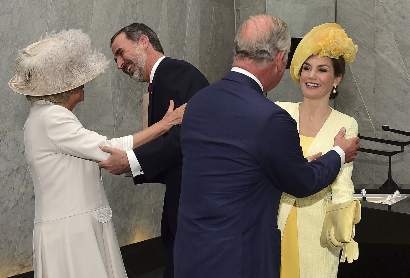 Felipe VI saludando a la Reina Camilla y Carlos III a la Reina Letizia