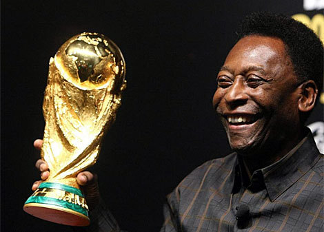 Pelé con la Copa del Mundo en el Mundial de Brasil en 2020.
