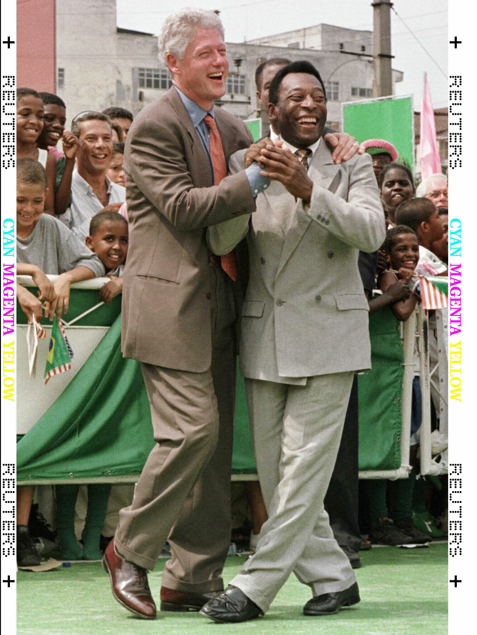 El ex presidente de EEUU, Bill Clinton baila con Pel durante una visita a Brasil con