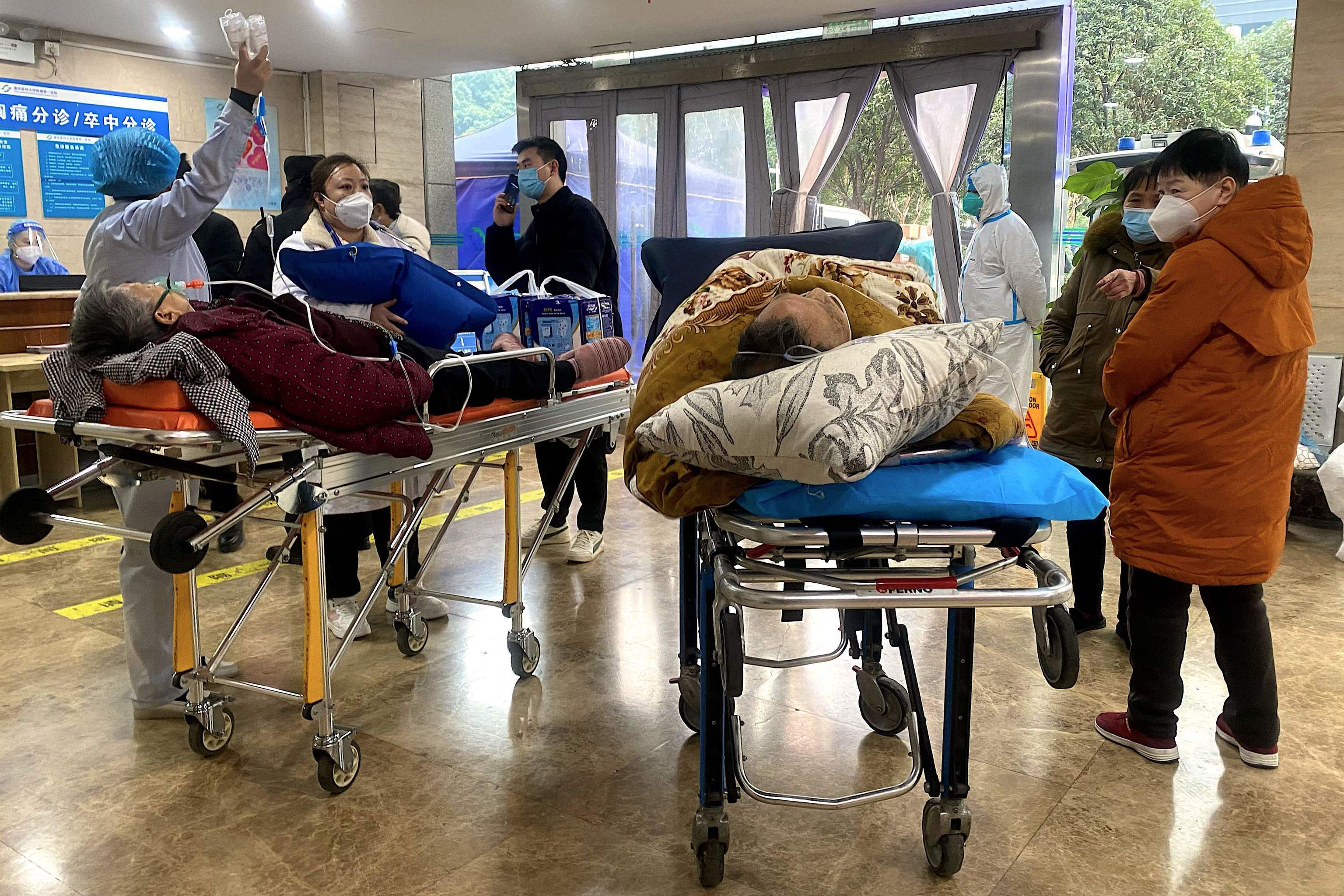 Pacientes con Covid esperan en las Urgencias de un hospital en la ciudad de Chongqing (suroeste de China).