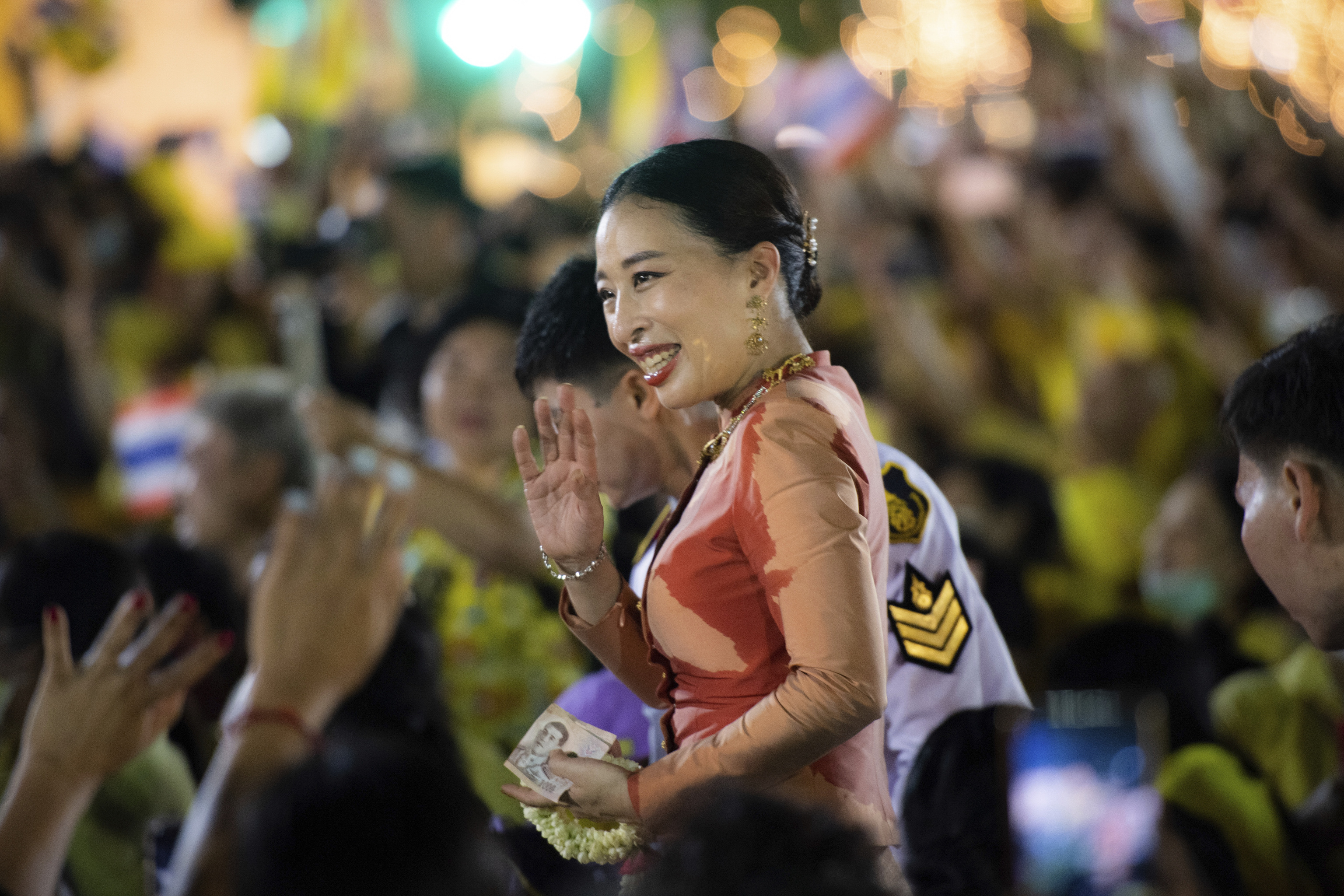 La princesa saluda a una multitud ante el Palacio Real de Bangkok.