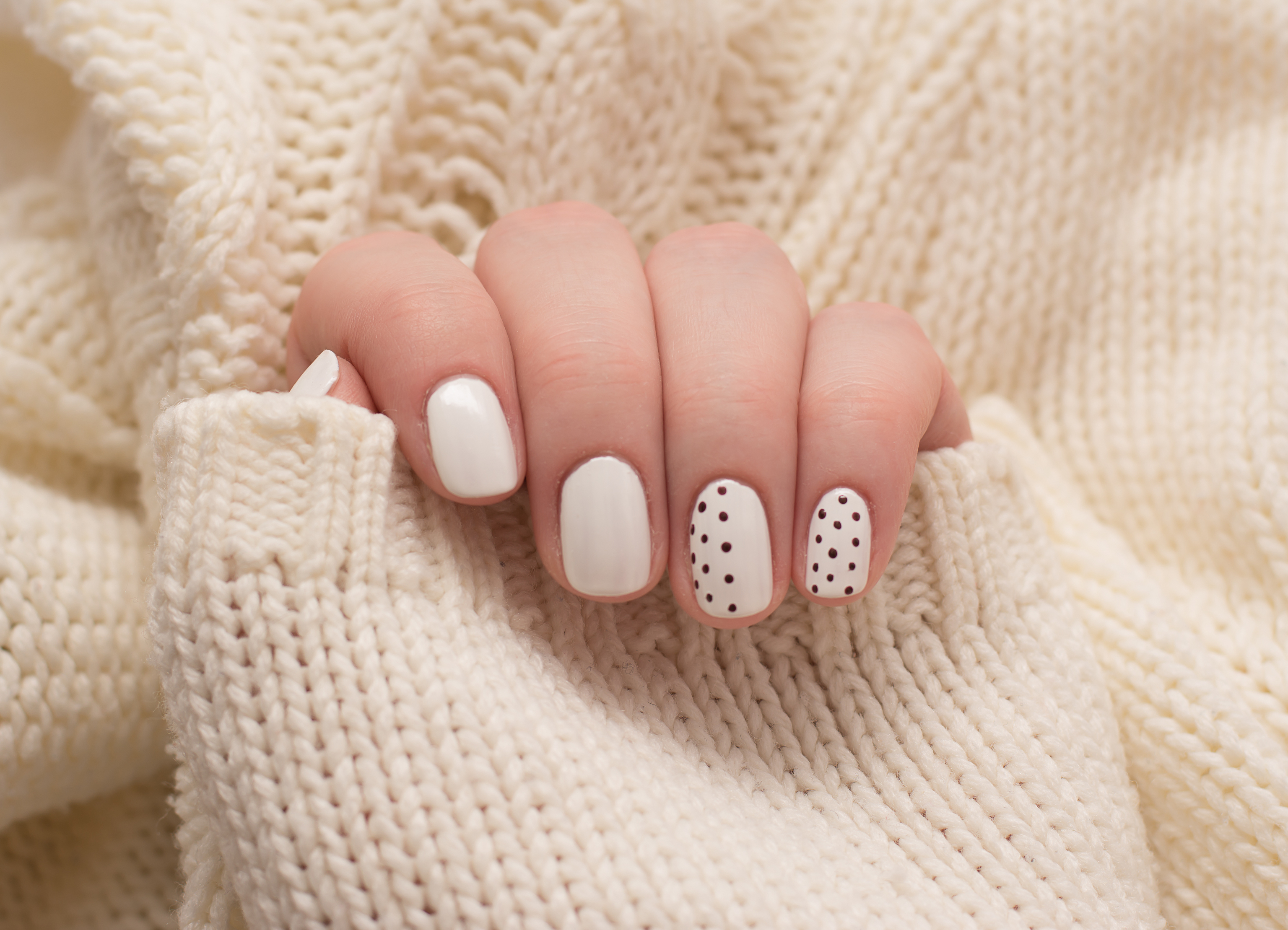 Las 15 uñas blancas decoradas que te encantarán y que son tendencia en 2023   Belleza