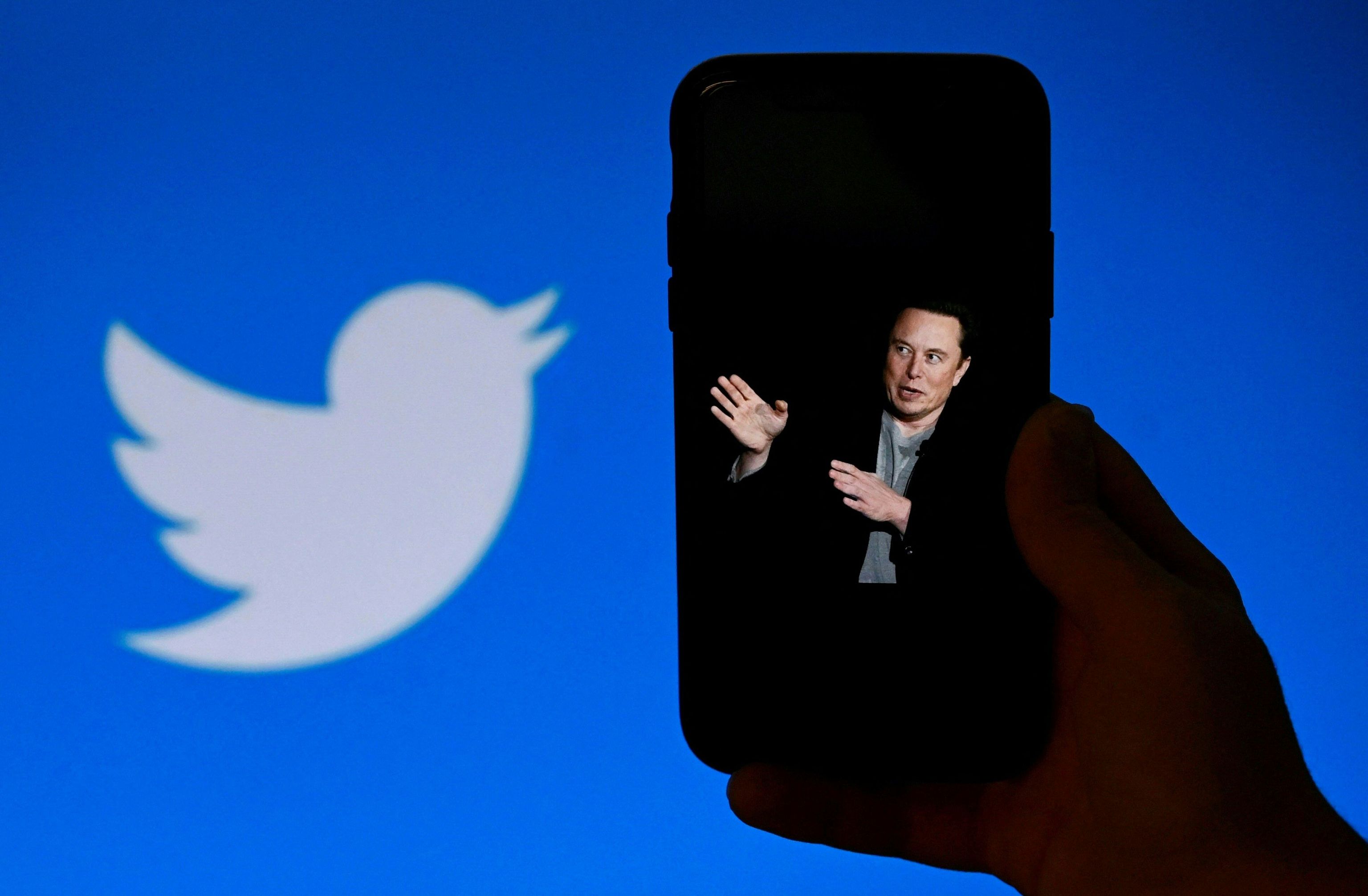 Logotipo de Twitter y una imagen de Elon Musk en un móvil.