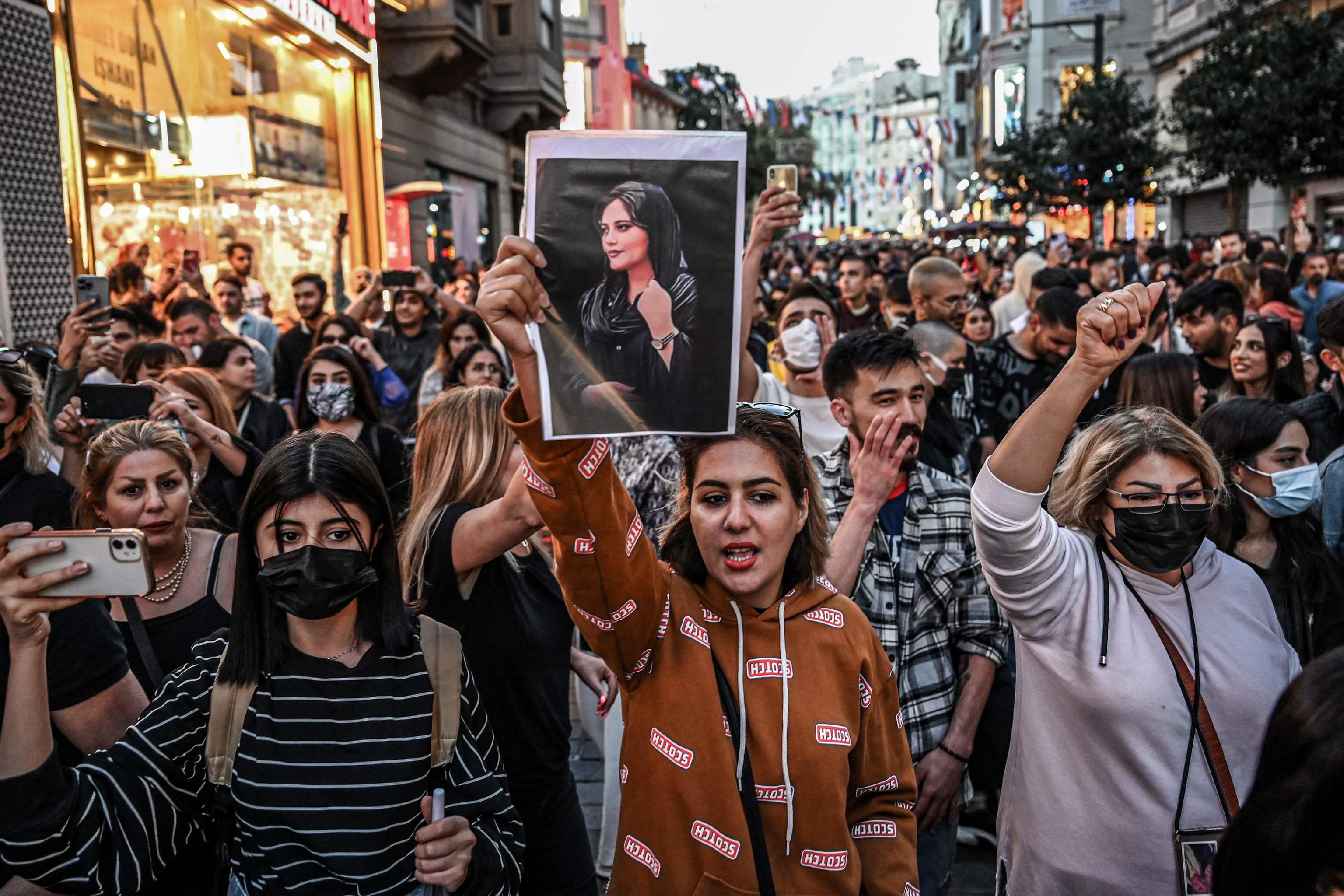 Una mujer sostiene una imagen de Mahsa Amini en una protesta tras su muerte.