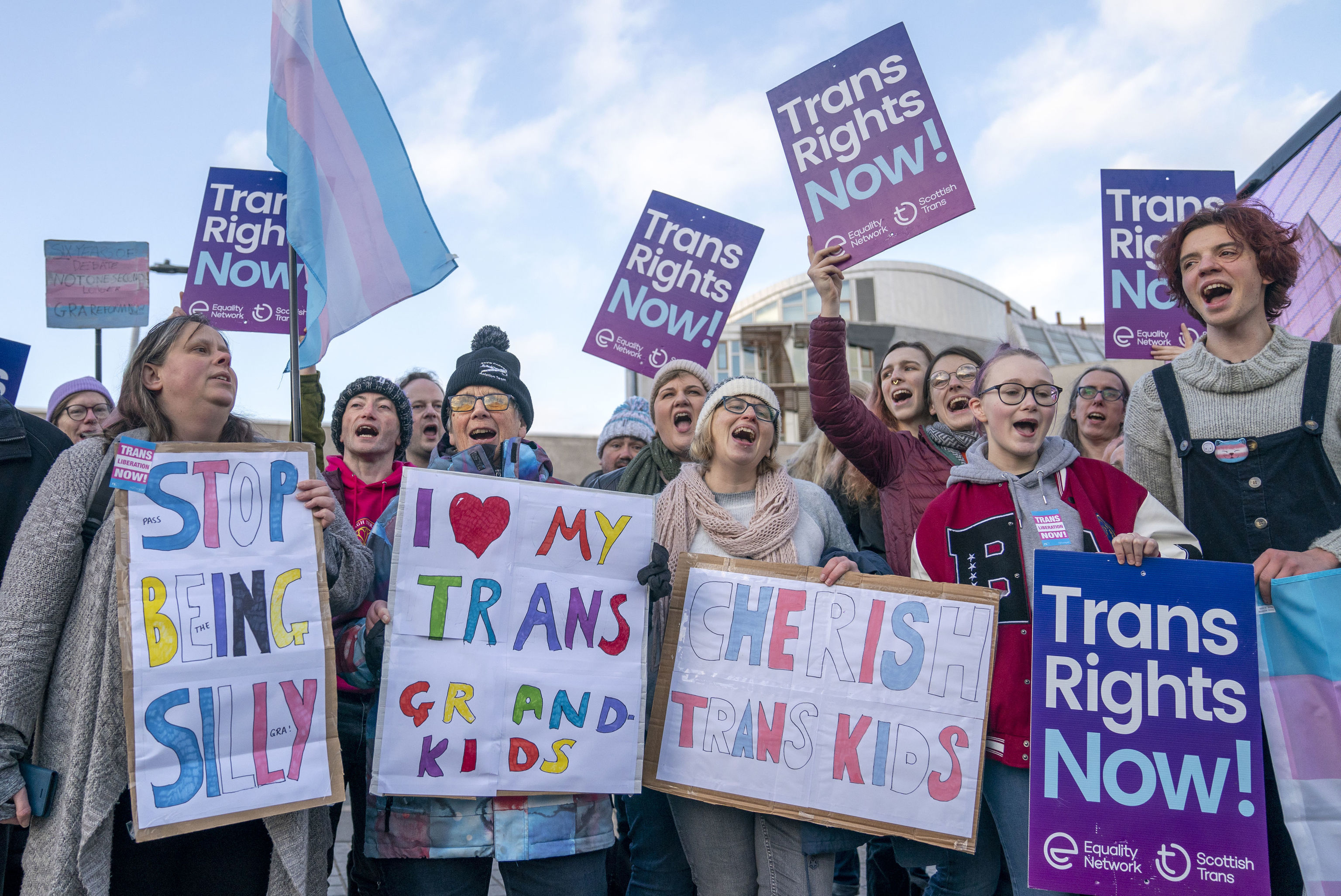 Manifestantes apoyan la Ley 'trans' en Edimburgo.