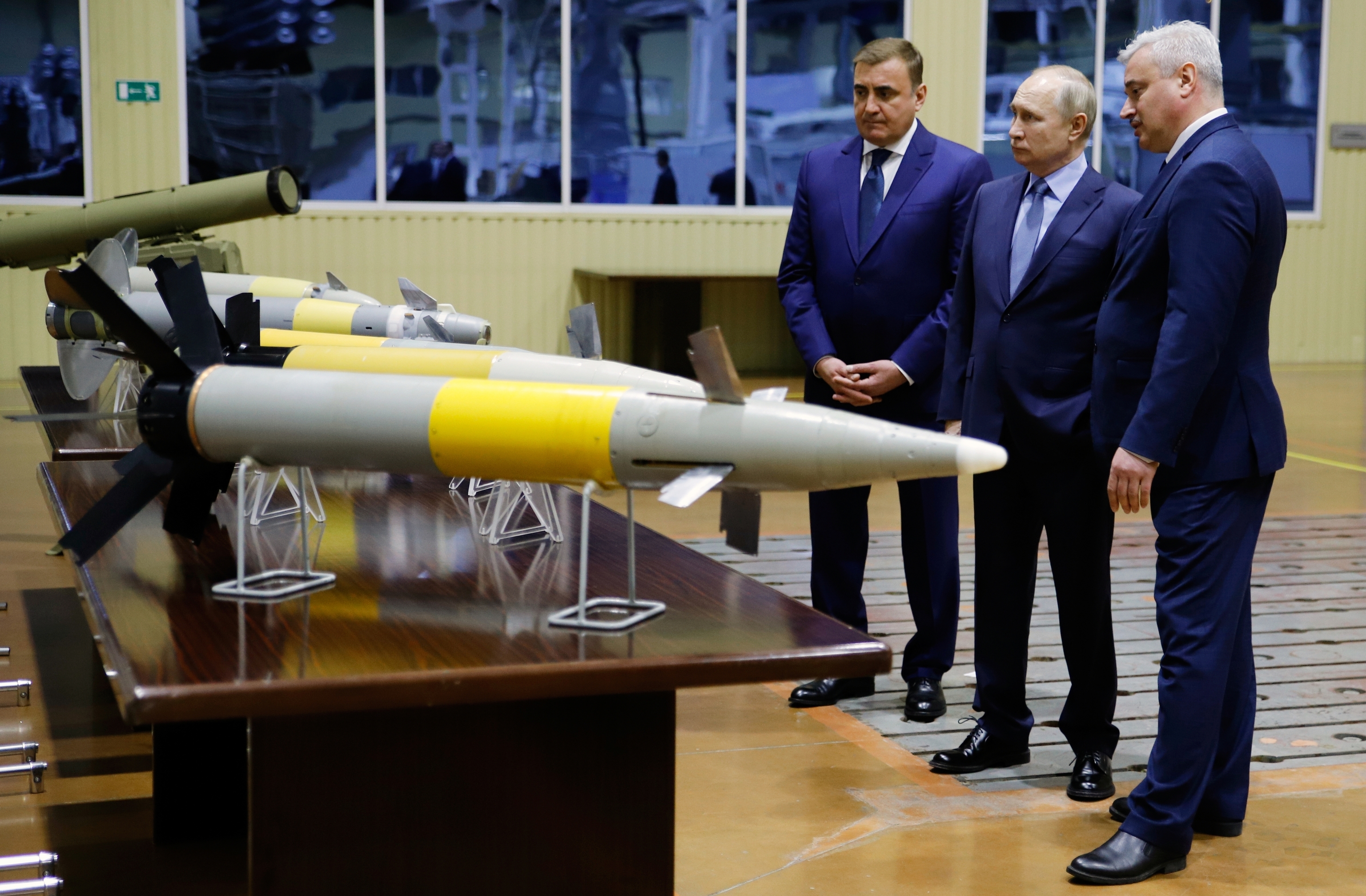 El presidente ruso, Vladimir Putin, inspecciona armamento en  una compañía en Tula (Rusia).