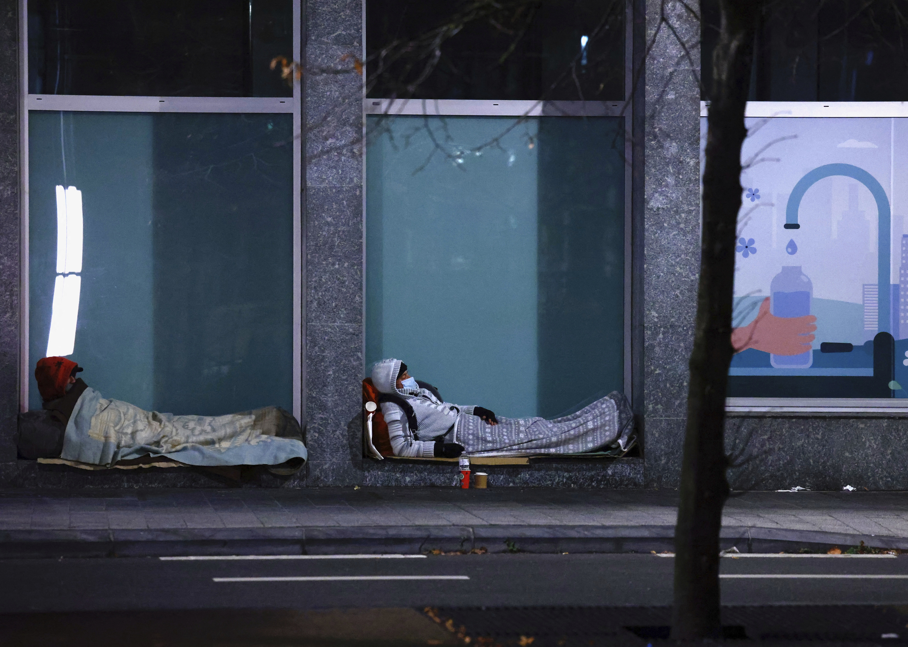 Personas sin hogar duermen en la calle en Bruselas.