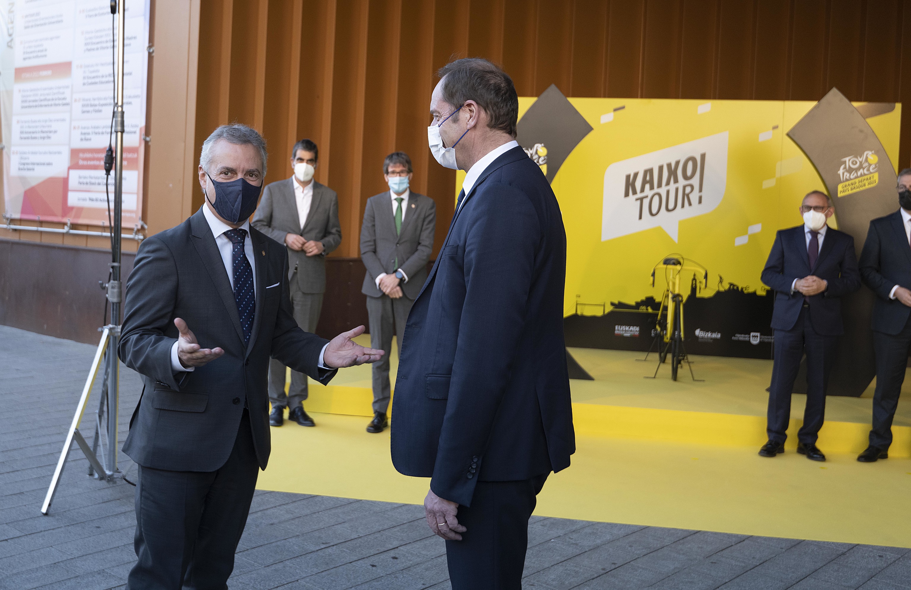 El lehendakari conversa con el director del Tour de Francia Christian Prudhomme durante la presentacin de las tres etapas vascas en el palacio Europa de Vitoria.