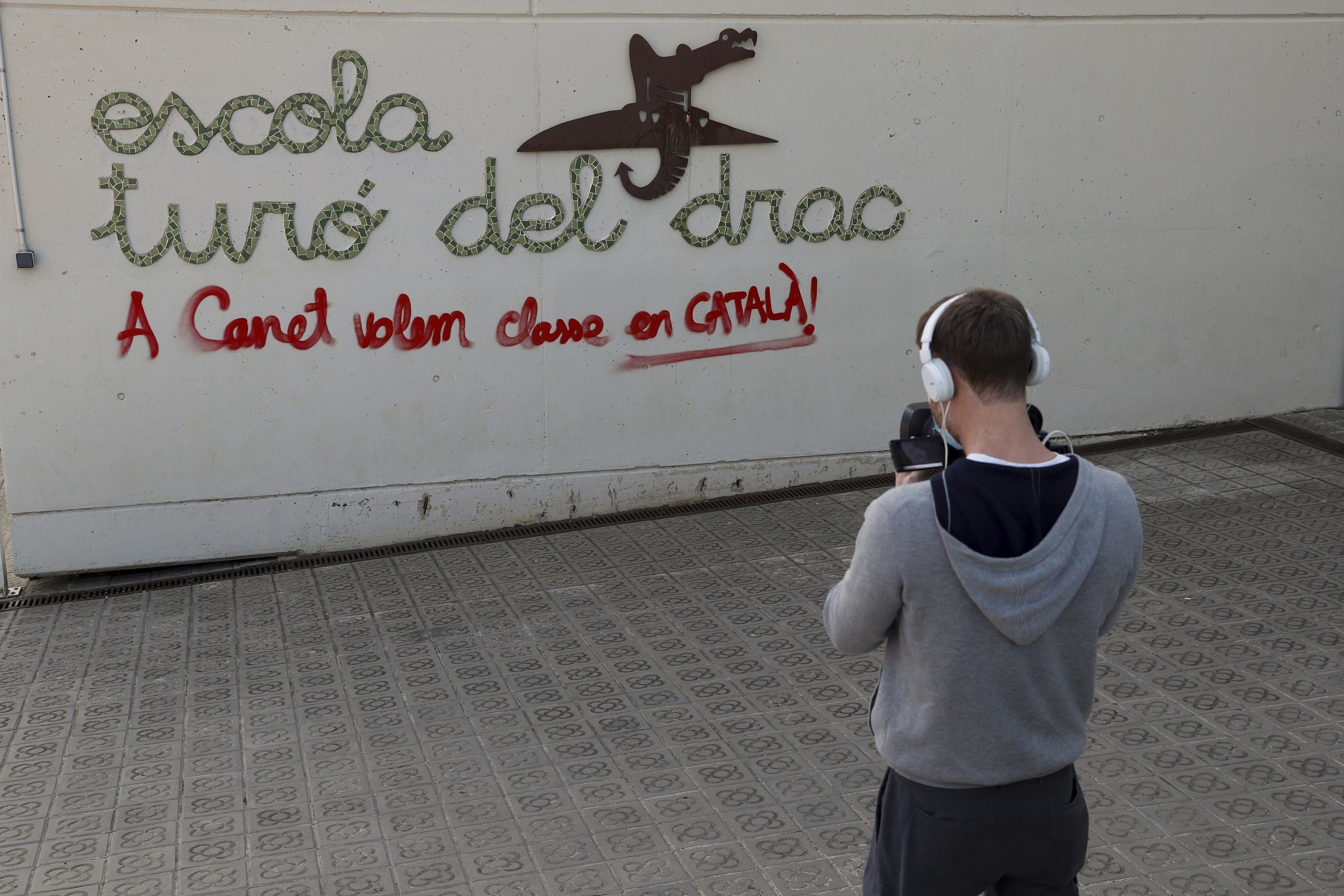 Pintada a favor de la escuela en cataln en Canet de Mar, donde una familia fue acosada por pedir ms espaol.