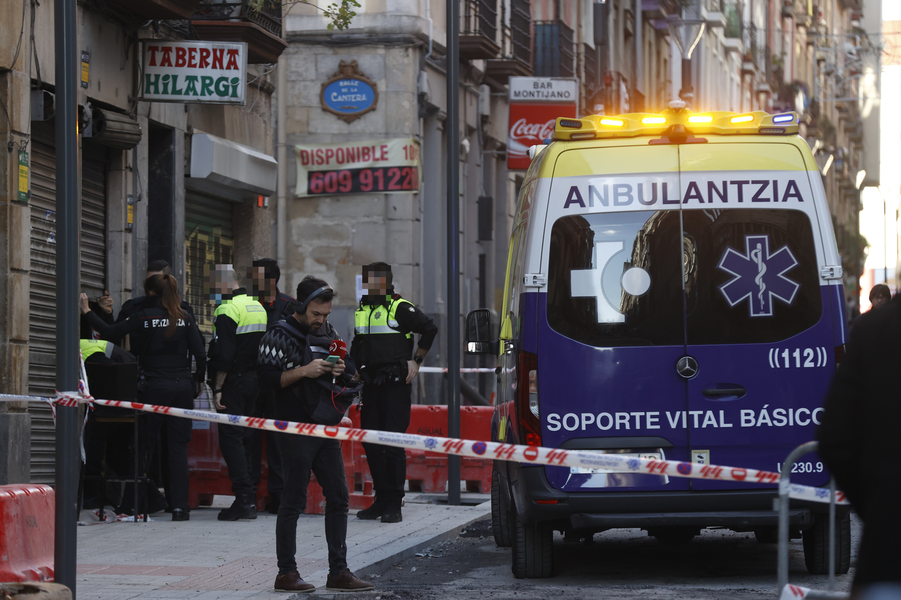 gentes de la Ertzaintza inspeccionan un bar del barrio de San Francisco en Bilbao en el que una mujer ha sido asesinada.
