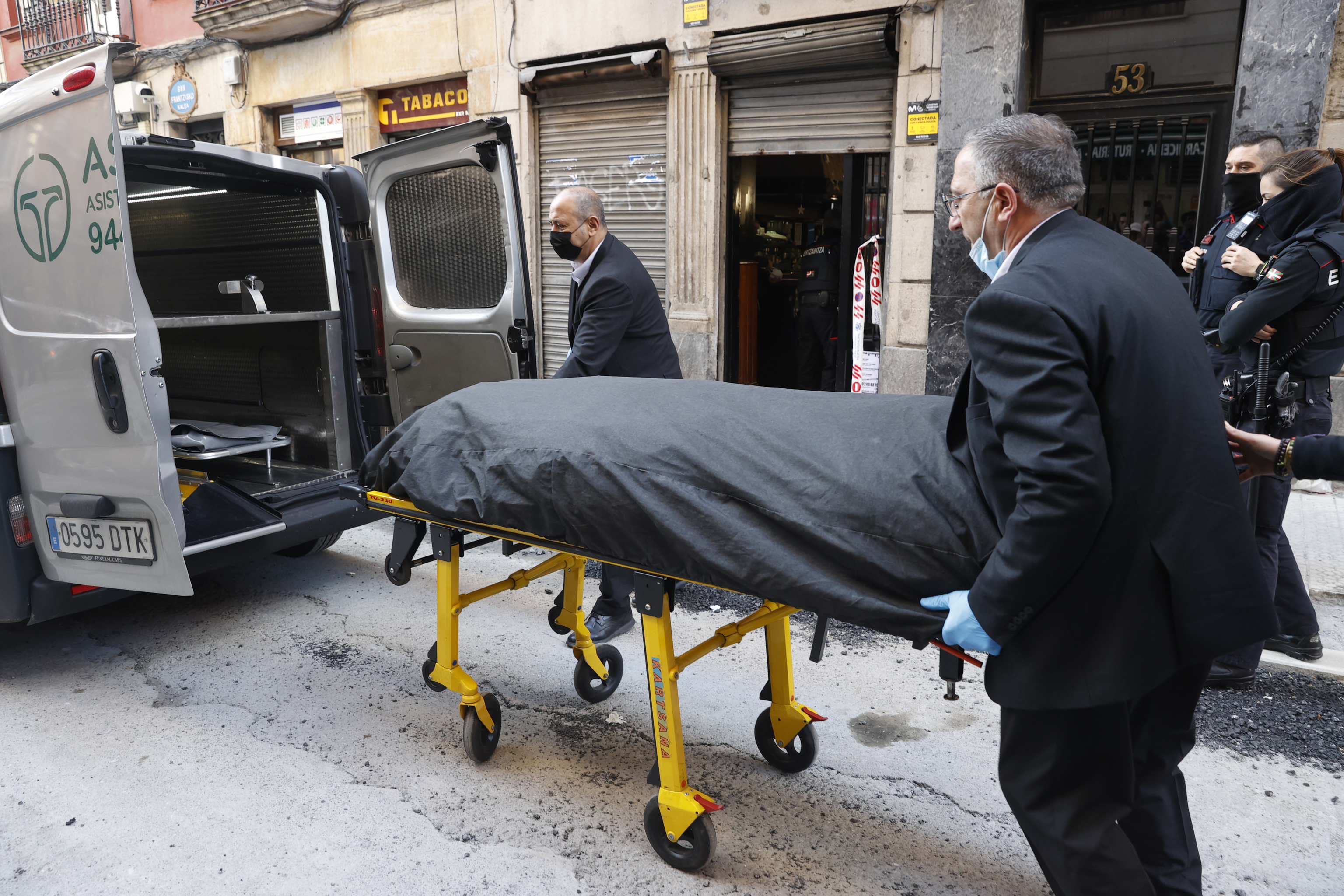 Trabajadores de la funeraria retiran el cadver de la mujer boliviana asesinada en Bilbao.