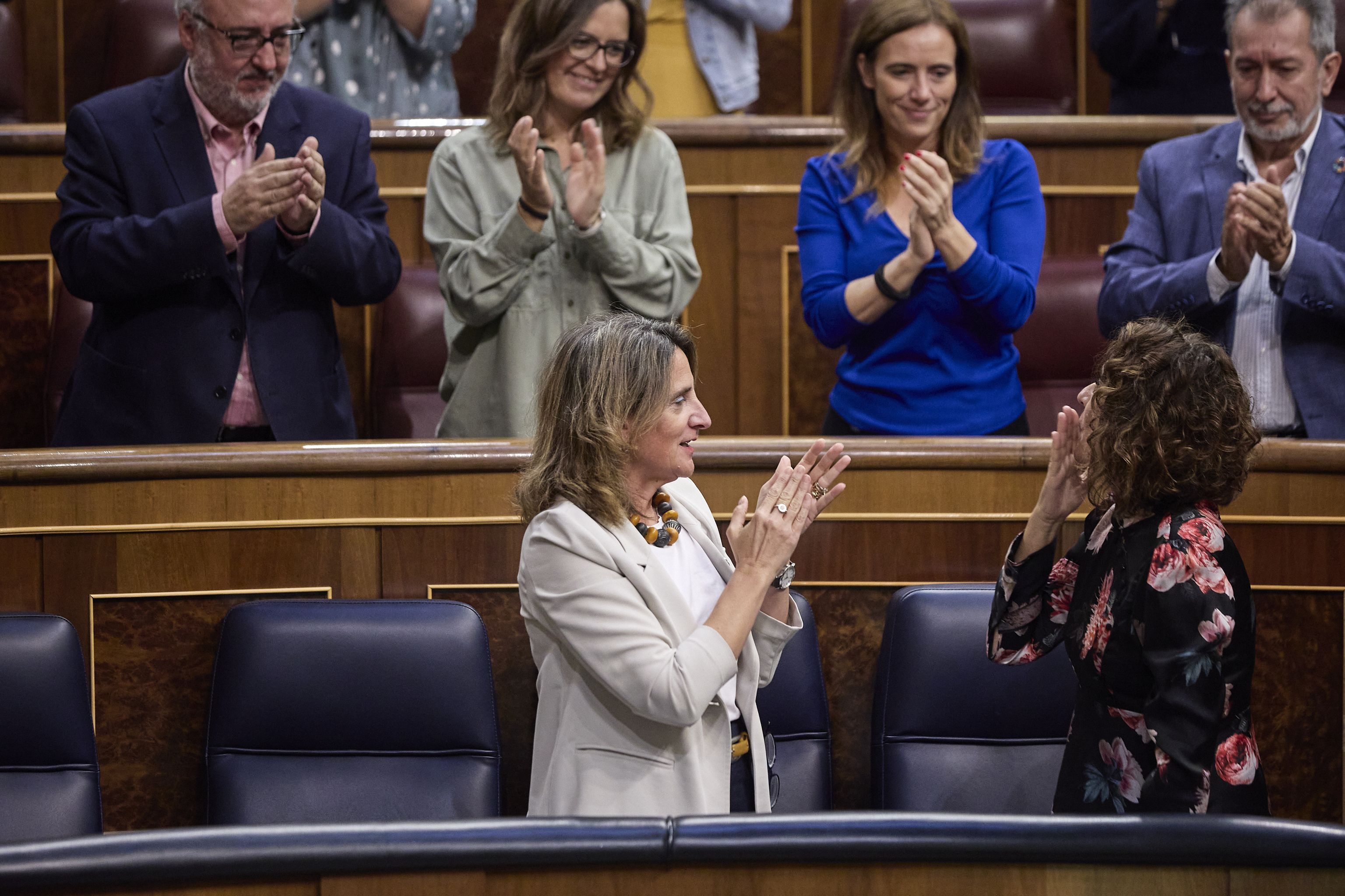 Ribera aplaude a Montero en el Congreso