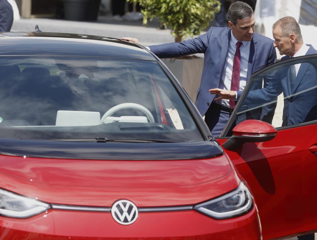 El presidente del Gobierno, Pedro Snchez, y el director ejecutivo de Volkswagen, Herbert Diess, durante la presentacin del proyecto de gigafactora.