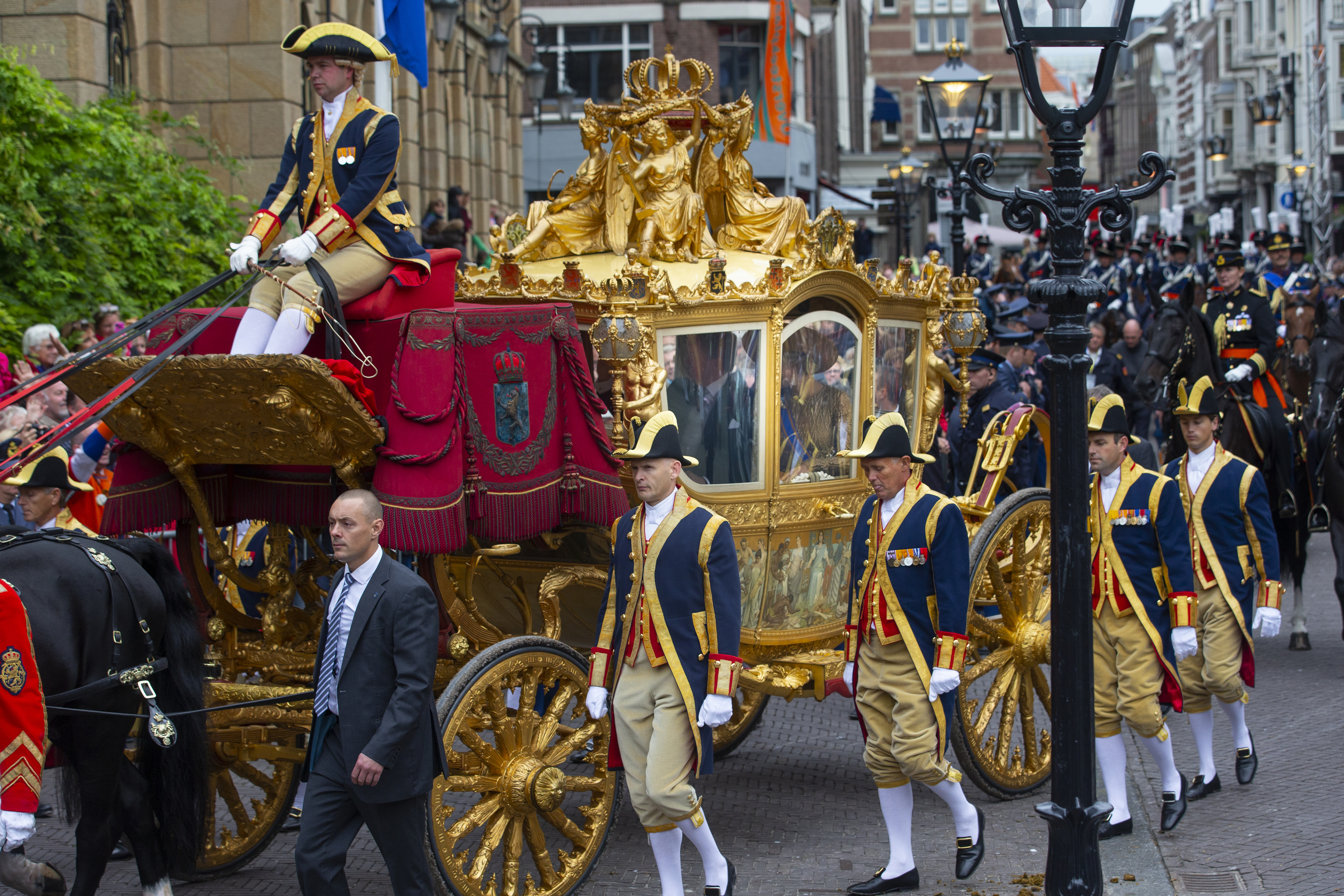 Los reyes Guillermo y Mxima llegan al Parlamento neerlands, en septiembre de 2013.