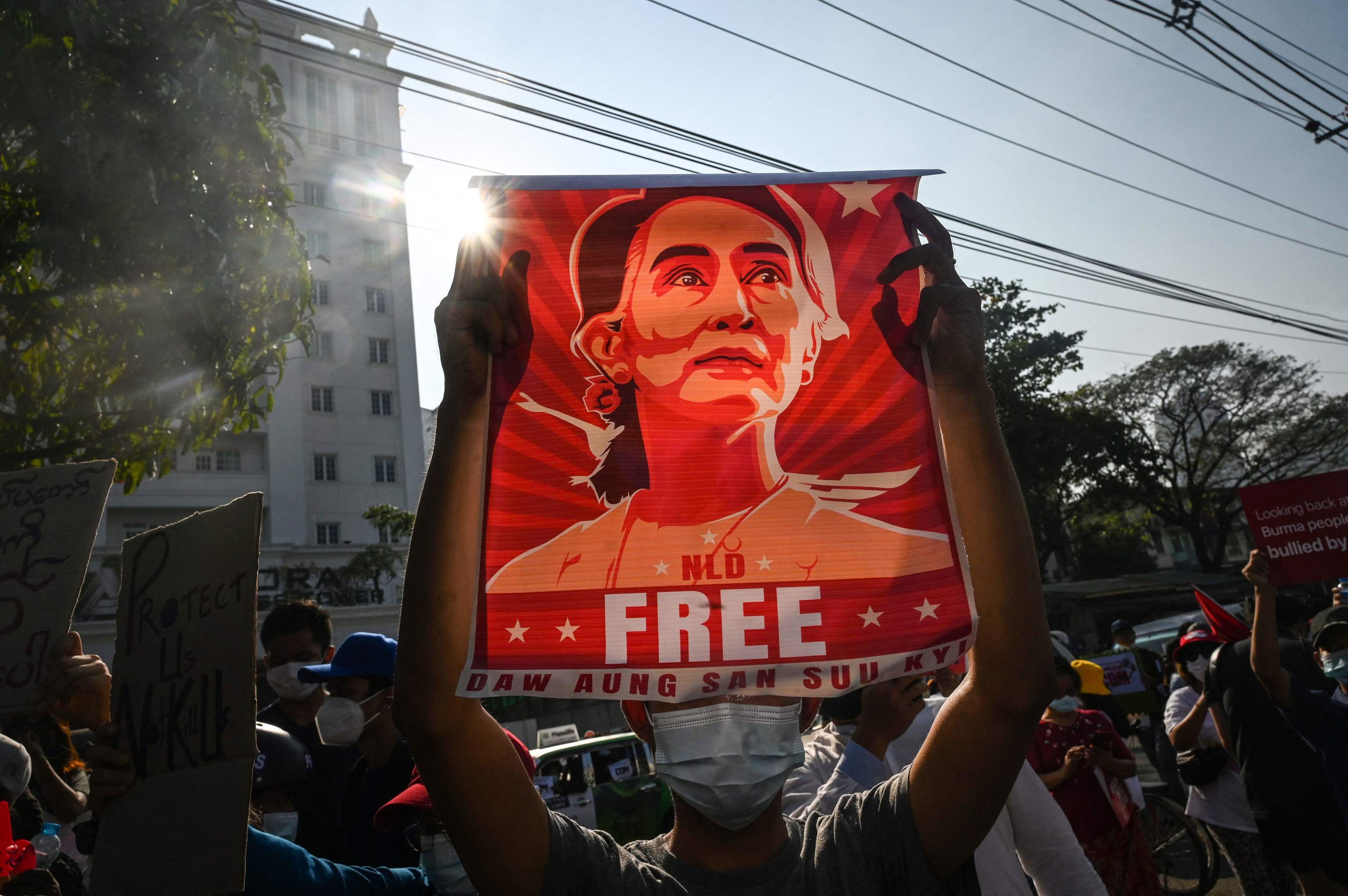 Foto de archivo tomada el 15 de febrero de 2021, un manifestante sostiene un cartel con Aung San Suu Kyi durante una manifestacin contra el golpe militar frente al Banco Central de Myanmar en Yangon. - El 30 de diciembre de 2022, un tribunal de la junta de Myanmar conden a la derrocada lder civil Aung San Suu Kyi a siete aos de prisin por corrupcin, inform a la AFP una fuente judicial, poniendo fin a 18 meses de juicio contra la premio Nobel.