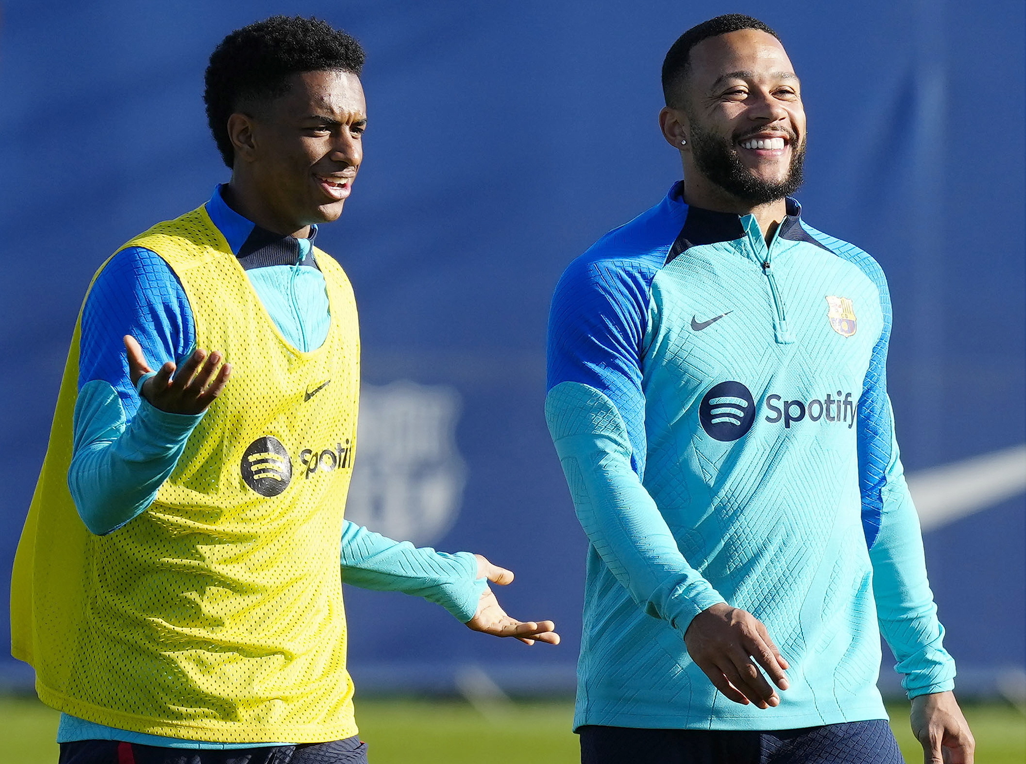 Alex Balde y Memphis Depay se muestran sonrientes durante el entrenamiento del FC Barcelona.