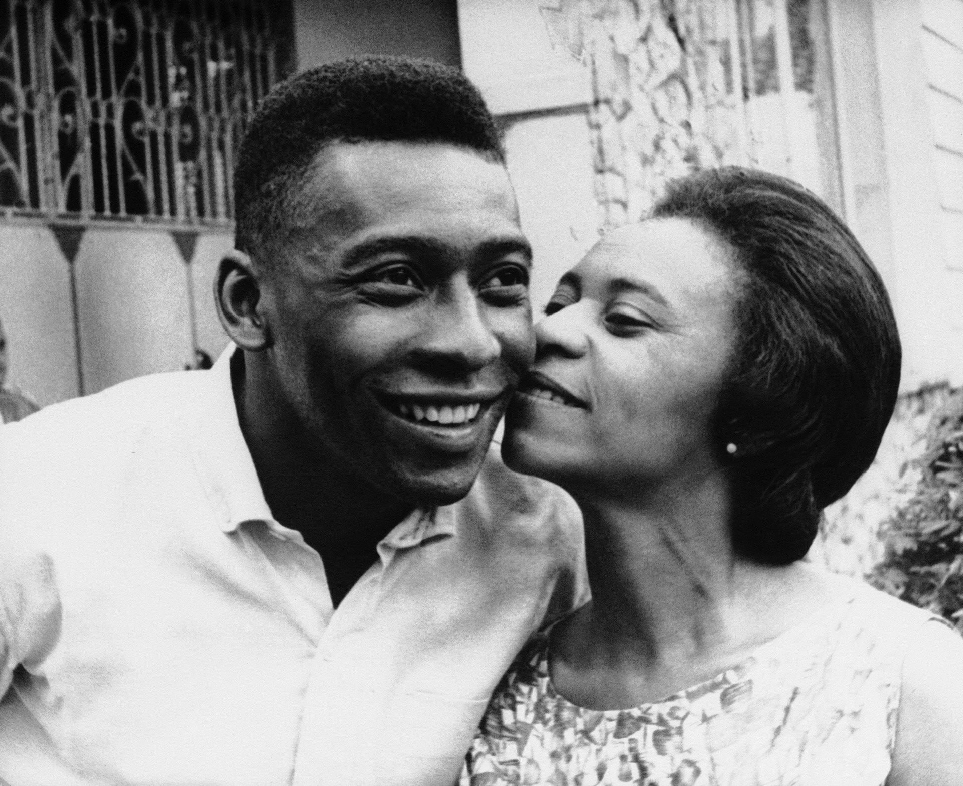 Pelé junto a su madre, Celeste Arantes, en marzo de 1965