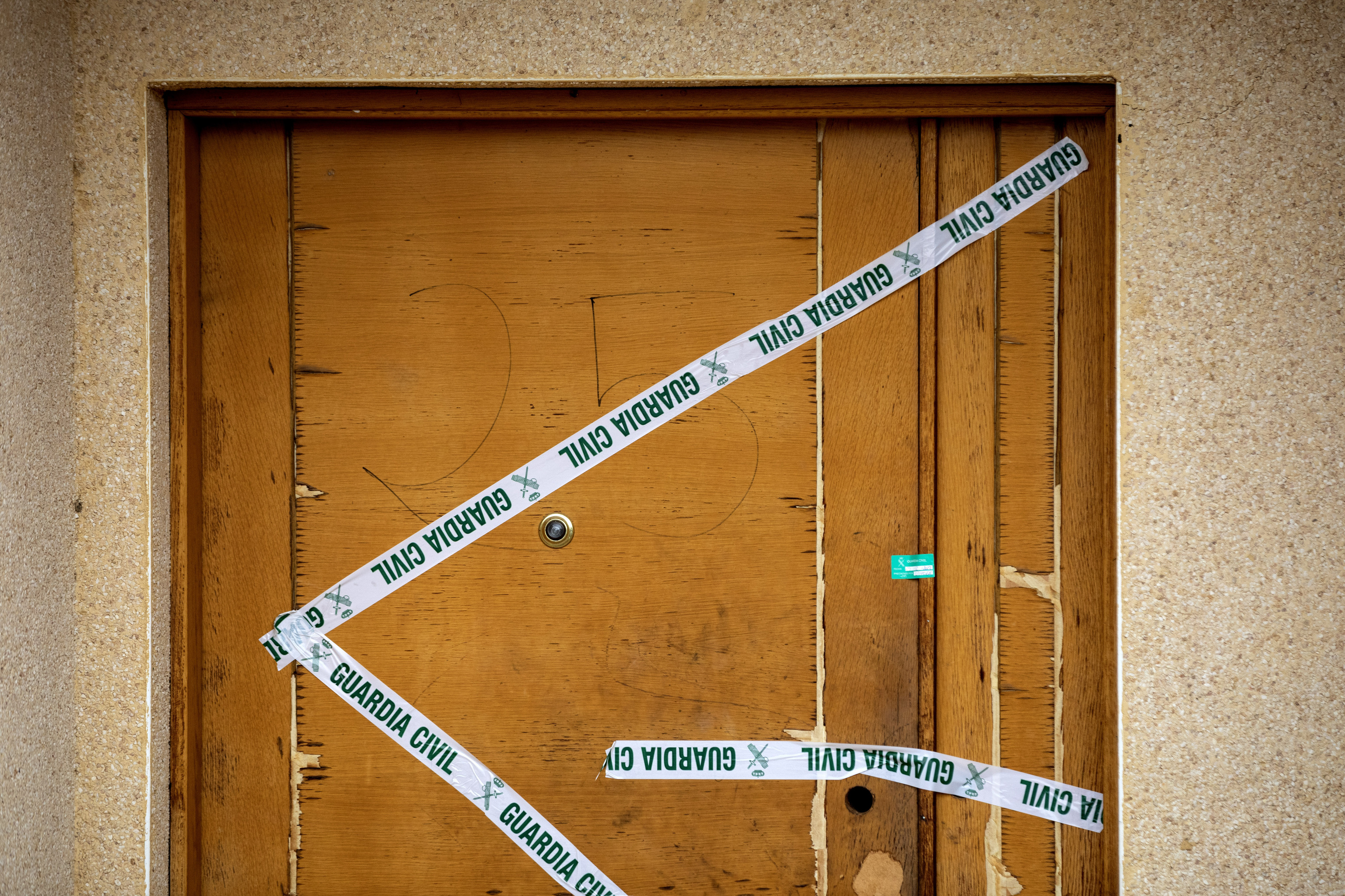 Un precinto de la Guardia Civil impide el acceso a la vivienda de Escalona (Toledo) donde fue asesinada una mujer embarazada.